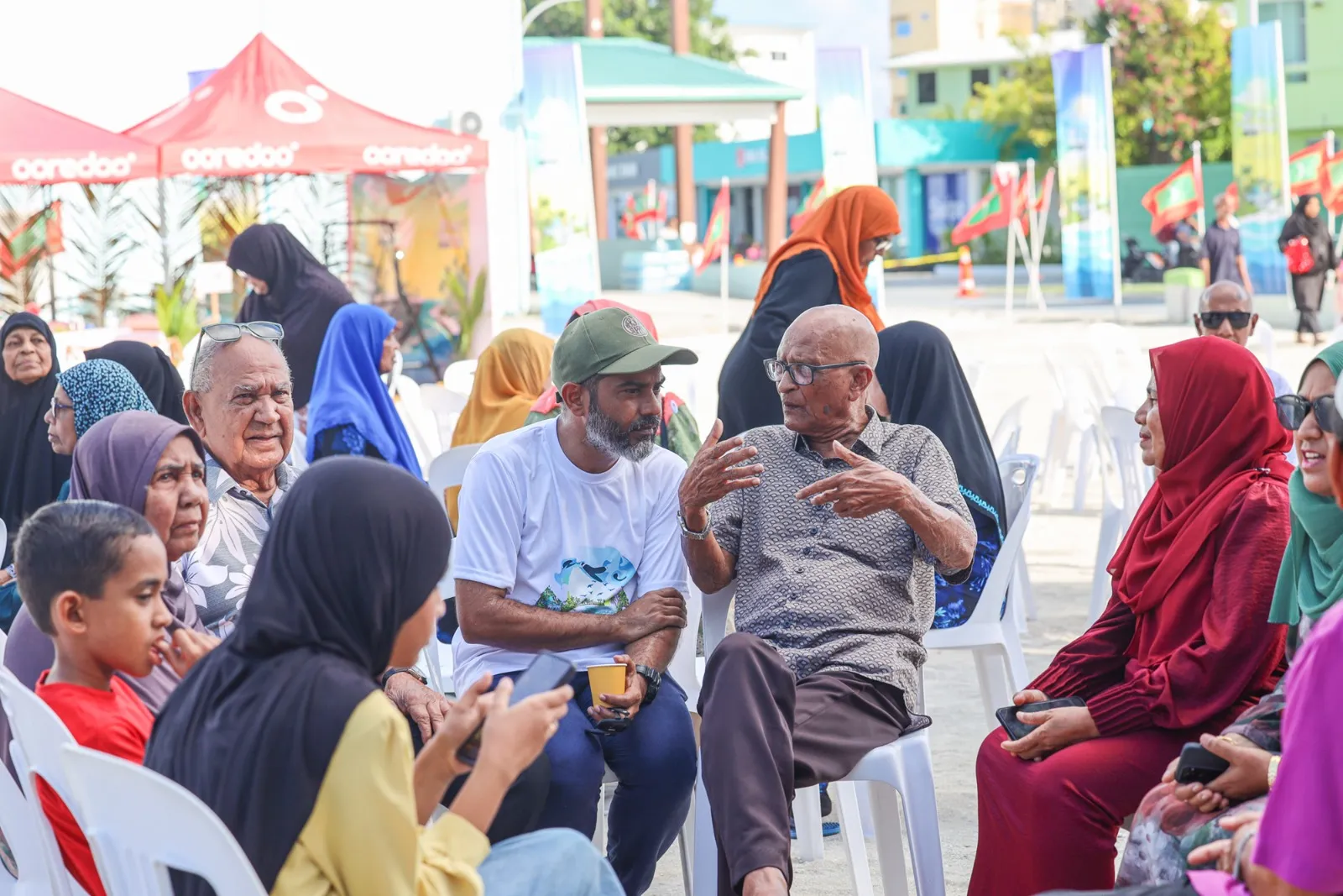 ޕެންޝަން އޮފީހުން ބ. އޭދަފުށީގެ މާމަކާފައިންނާއެކު ޢާއިލީ ހަވީރެއް ބާއްވައިފި