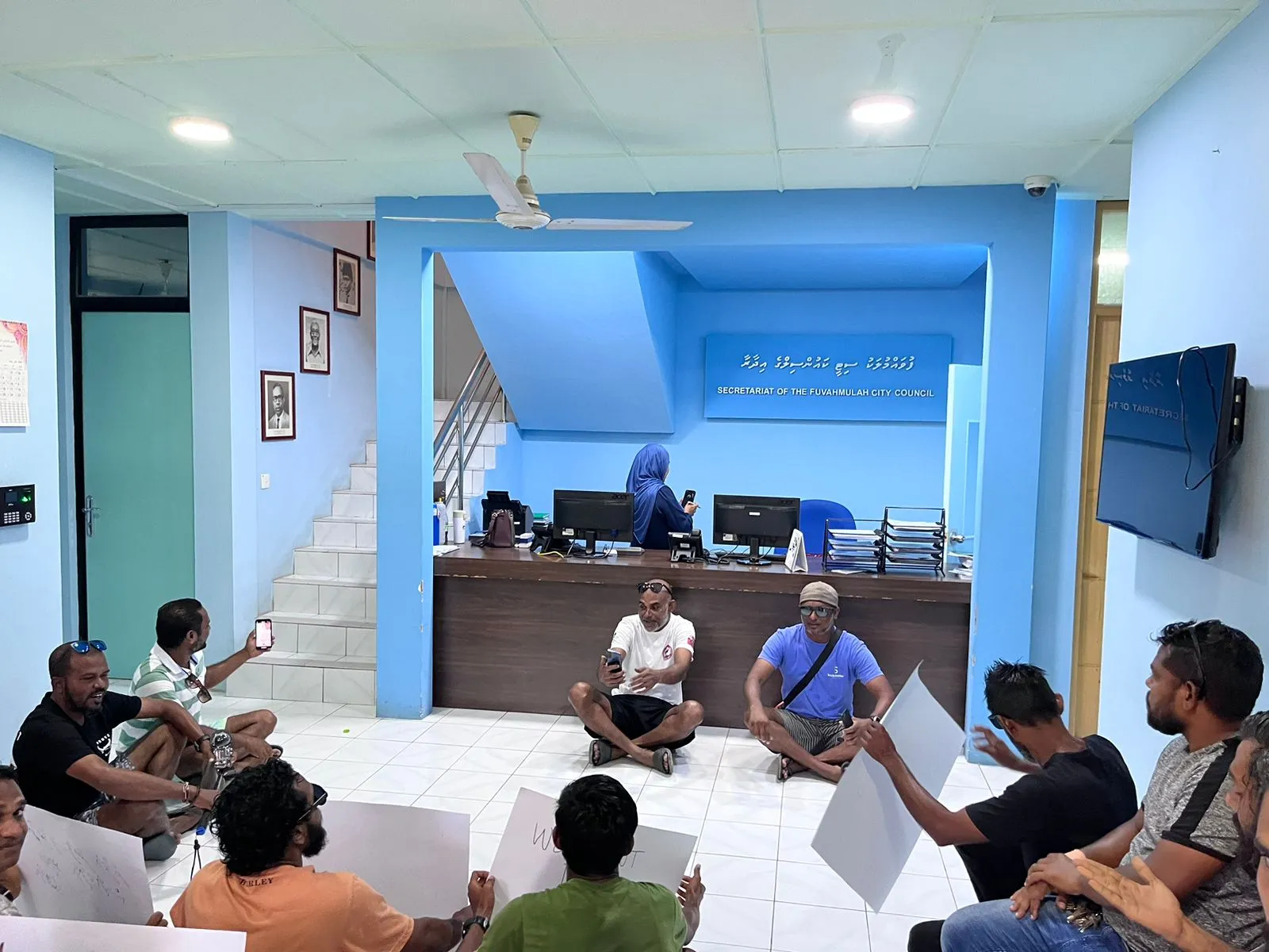 ފުވައްމުލަކުގައި ޑައިވަރުންނާއި ގެސްޓްހައުސްތަކުގެ ވެރިން މުޒާހަރާ ކުރަނީ