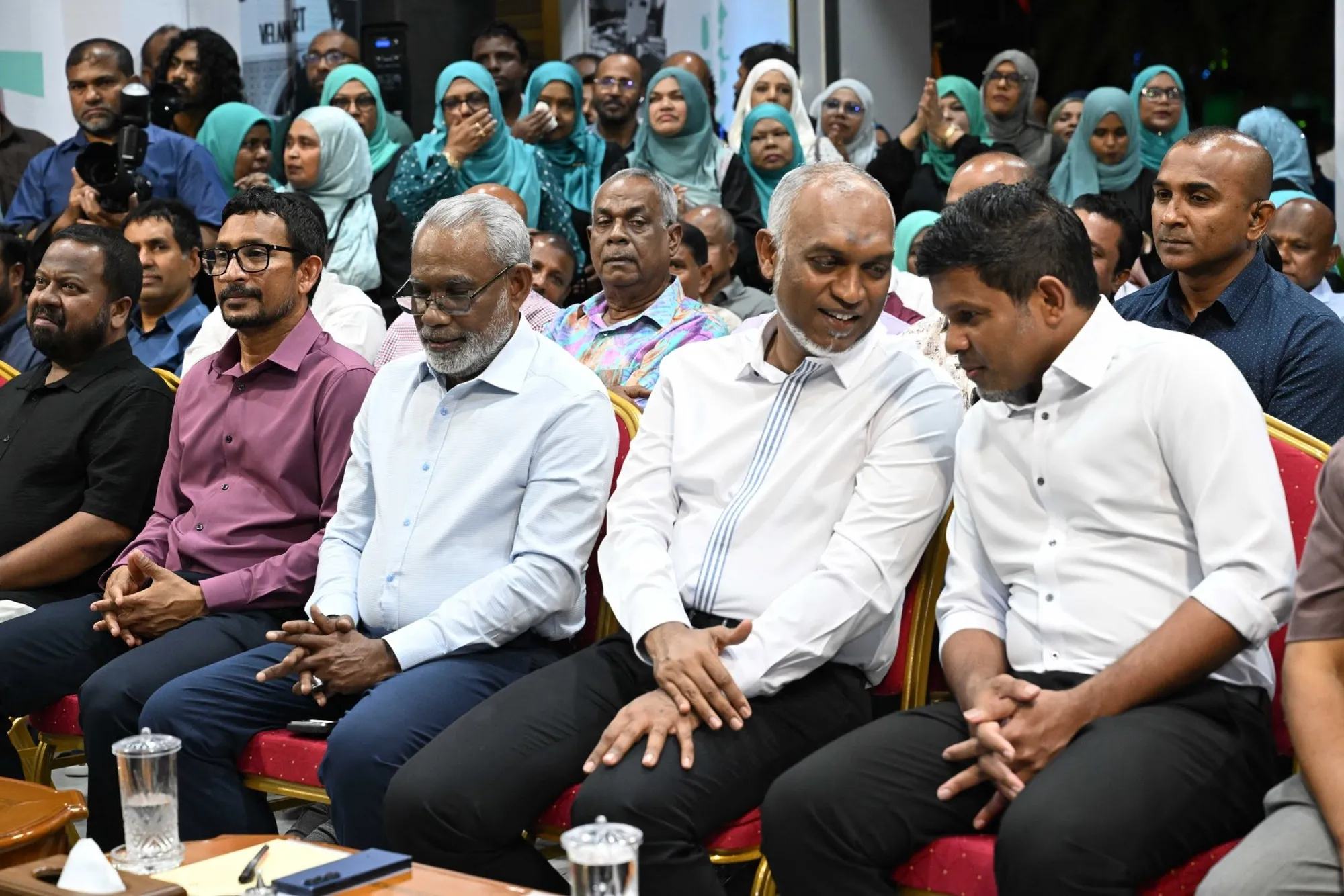 ވަޒީފާގެ ބިރު ދައްކައި ސަރުކާރު ހިންގާ ޕާޓީއަށް މީހުންވައްދާ ކަމުގެ ޝަކުވާ ބޮޑުވެއްޖެ