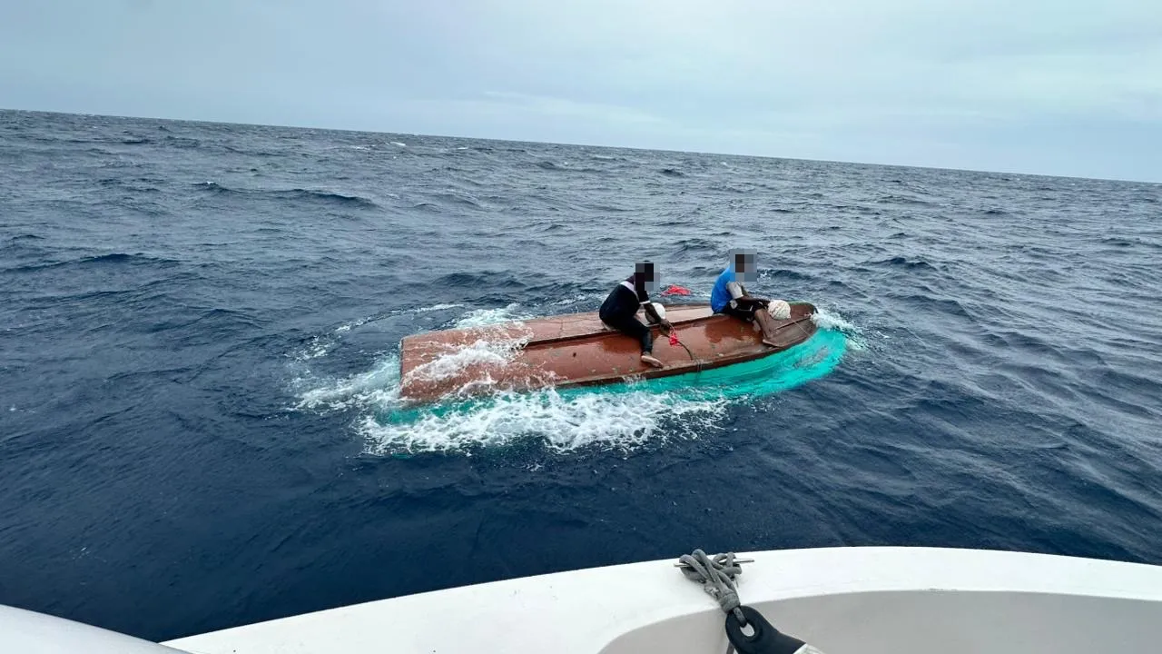ދެމީހުންނާއެކު ދަތުރުކުރަމުންދިޔަ ޑިންގީއެއް ބަންޑުން ޖަހާލައިފި