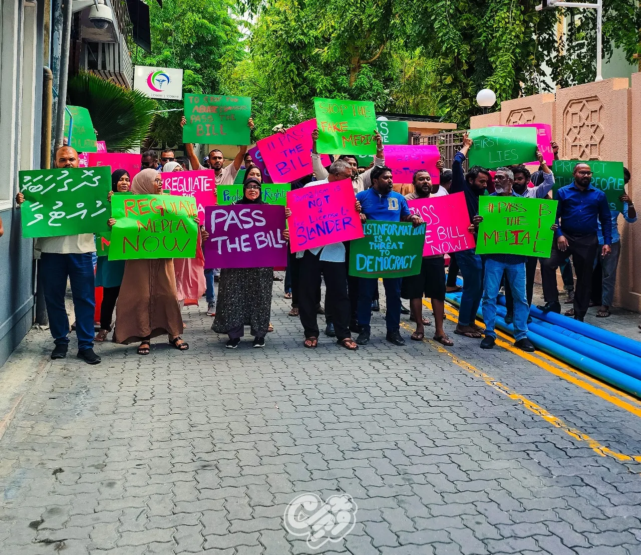 މީޑިއާ ބިލް ފާސްކުރުމާއި އެއްކޮޅަށް މުޒާހަރާ ކުރަނީ -- ފޮޓޯ: ވޮއިސް
