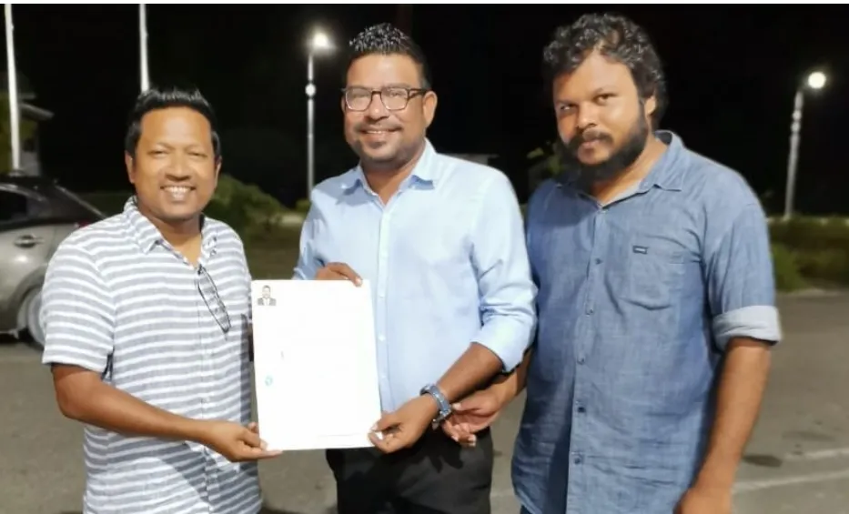 ބ އަތޮޅު ކައުންސިލް ރައީސް ދަ ޑިމޮކްރެޓްސް އަށް ސޮއި ކުރައްވައިފި