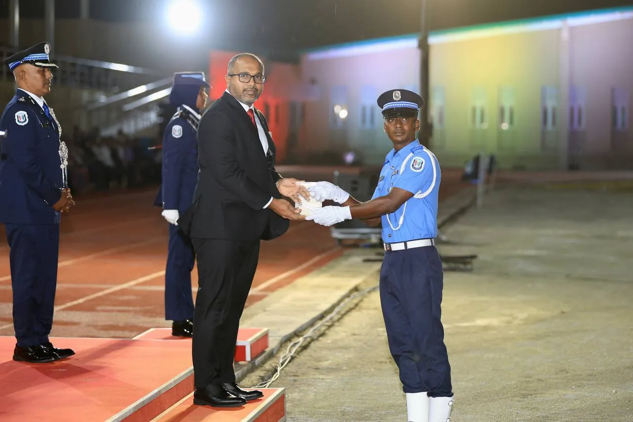 36 ވަނަ ފުލުހުންގެ އަސާސީ ތަމްރީނު ކޯހުގެ ދަސްވެނިވުމުގެ ރަސްމިއްޔާތު - ފޮޓޯ: ފުލުހުން