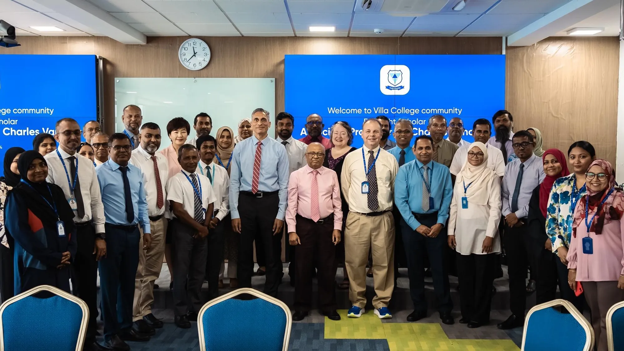 ވިލާ ކޮލެޖުގެ ފުރަތަމަ ފުލްބްރައިޓް ސްކޯލާ އަދި އެސޯސިއޭޓް ޕްރޮފެސާ ޑރ. ޗާލްސް ވެނޯވާއަށް ރަސްމީކޮށް މަރުހަބާ ކިޔުން: ފޮޓޯ/ ވިލާ ކޮލެޖު
