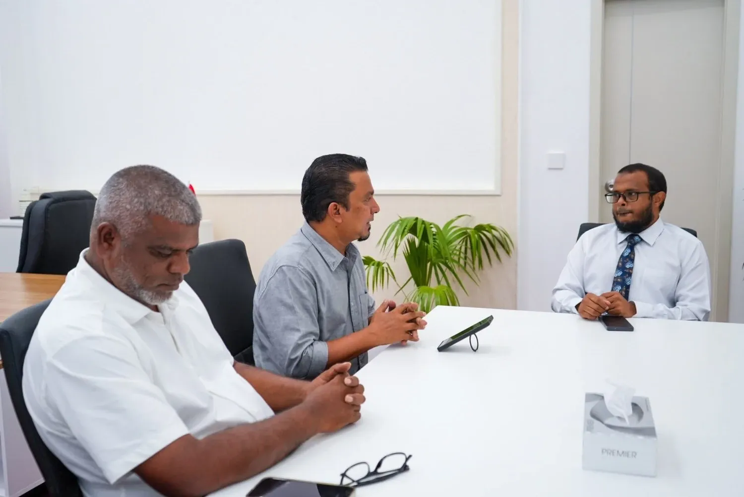 މަތިވެރީގެ ކުނި މެނޭޖްކުރުމާއި ގޮނޑުދޮށް ހިމާޔަތްކުރުމާ ގުޅޭގޮތުން އެންވަޔަރަންމަންޓް މިނިސްޓްރީއާއެކު މަޝްވަރާކޮށްފި