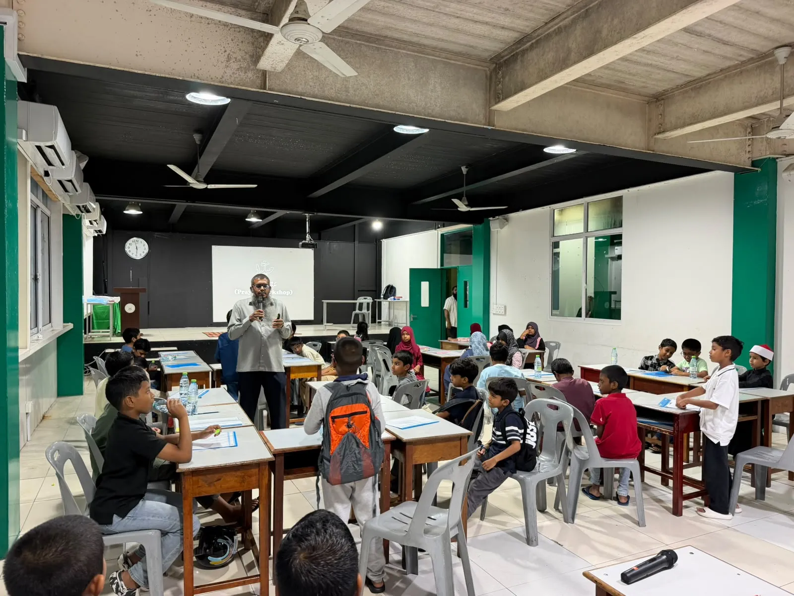 ގިނަ އަދަދެއްގެ ކުދީންނާއެކު މި އަހަރުގެ "މަންފާ ނަމާދު ވޯކްޝޮޕް" ފަށައިފި