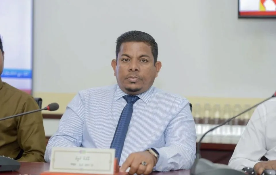ރައީސް އޮފީހުގެ މިނިސްޓަރު އާދަމް ރަމީޒް މަގާމުން ސަސްޕެންޑްކޮށްފި