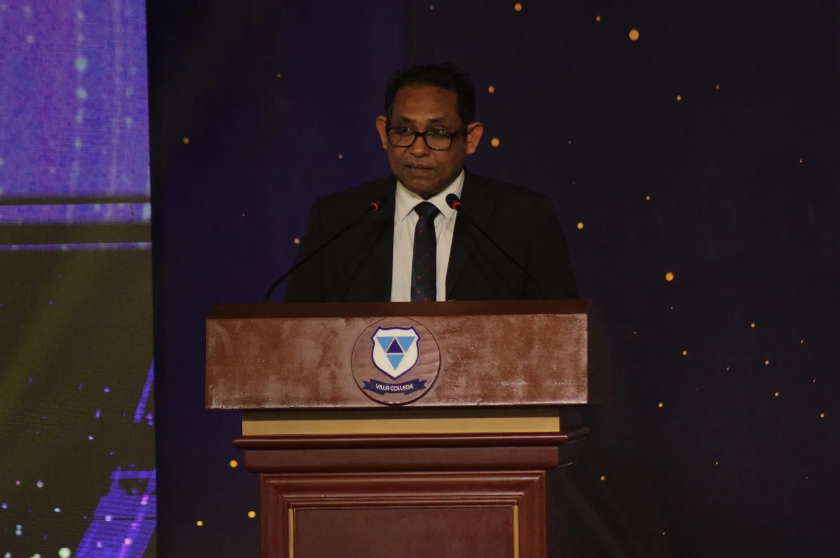 ވިލާ ކޮލެޖުން އެންމެ އިސްކަމެއްދެނީ ވަޒީފާގެ މައިދާނަށް ފައްކާވެފައިވާ ދަރިވަރުންތަކެއް ބިނާކުރުމަށް: ނަޖީބް