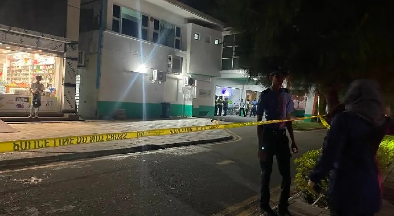 ހުޅުމާލޭ ހޮސްޕިޓަލް ކުރިމަތީގައި ފުލުހުން ކޯޑަން ދަމައި ބަންދުކޮށްފައި: ފޮޓޯ/ ދައުރު