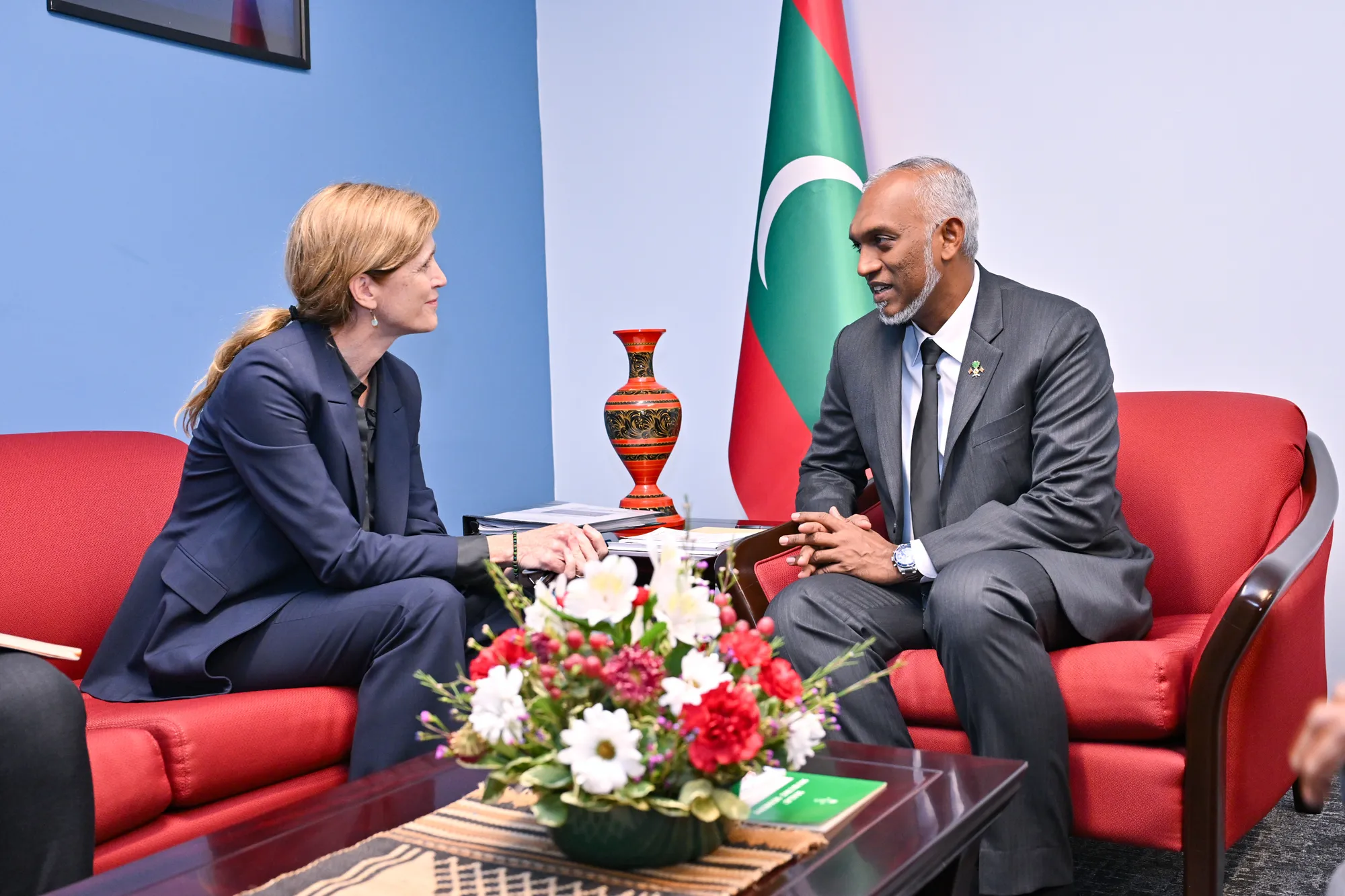 ރައީސް ޑރ.މުޢިއްޒު، ޔޫއެސްއެއިޑްގެ އެޑްމިނިސްޓްރޭޓަރ ސަމަންތާ ޕަވަރ އާއި ބައްދަލުކުރެއްވުން-- ފޮޓޯ: ރައީސް އޮފީސް