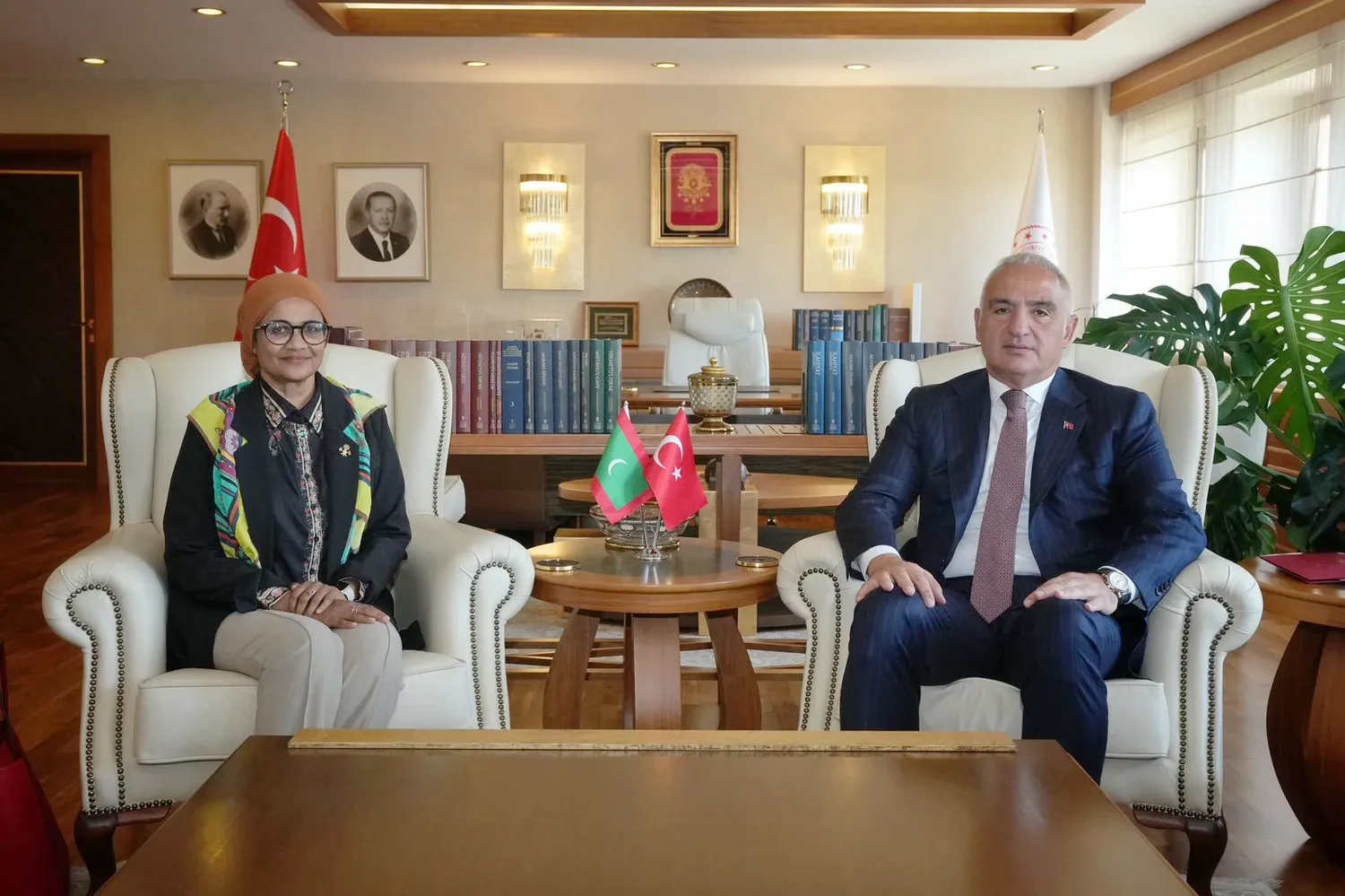 މިނިސްޓަރ މާރިޔާ ތުރުކީގެ ޓޫރިޒަމް އަދި ކަލްޗަރ މިނިސްޓަރާއި ބައްދަލުކުރައްވައިފި