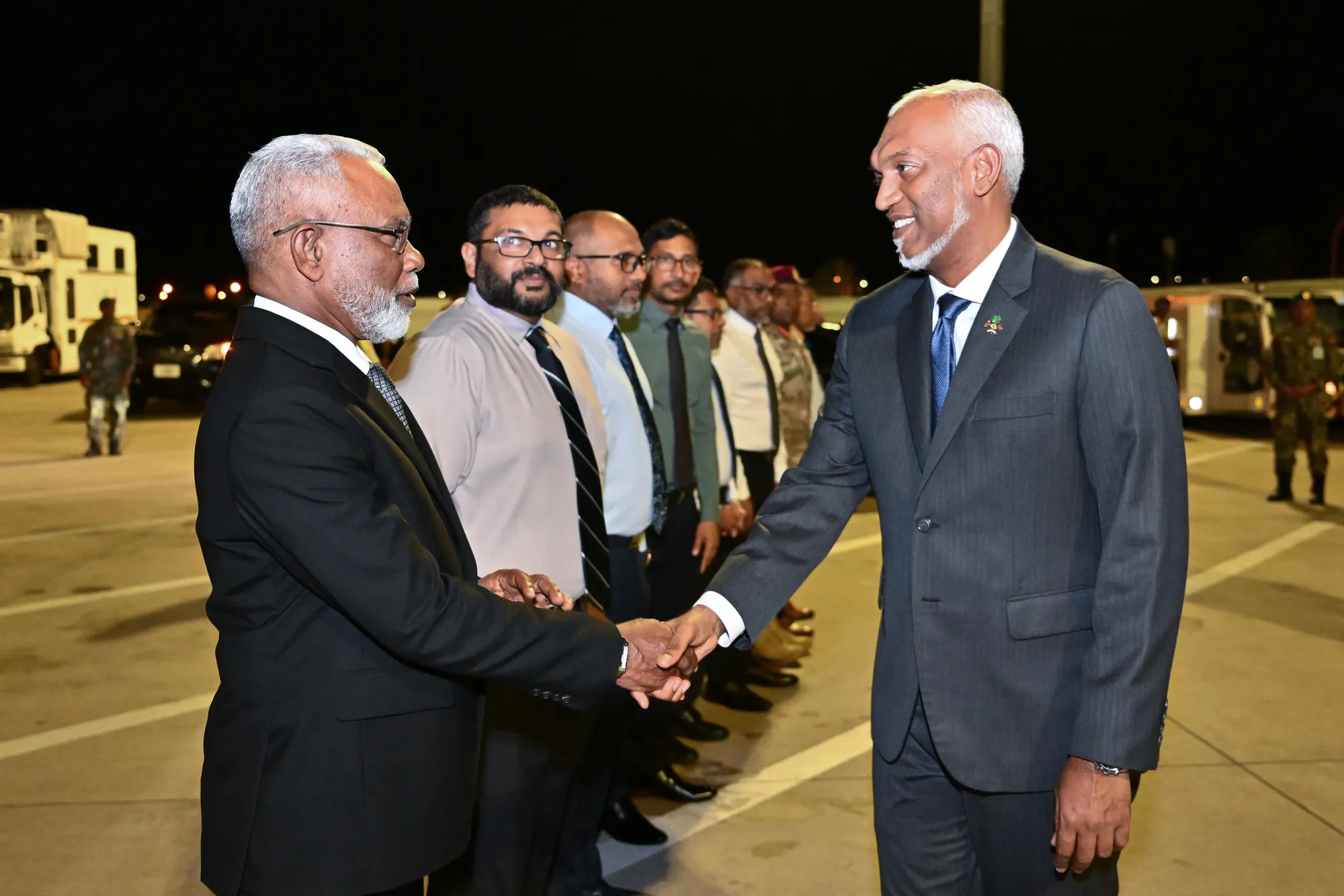 ރައީސުލްޖުމްހޫރިއްޔާ ޑރ. މުޙައްމަދު މުޢިއްޒު ޤަތަރަށް ފުރާވަޑައިގެންނެވުމަށް އެއާޕޯޓުގައި - ފޮޓޯ: ރައީސް އޮފީސް