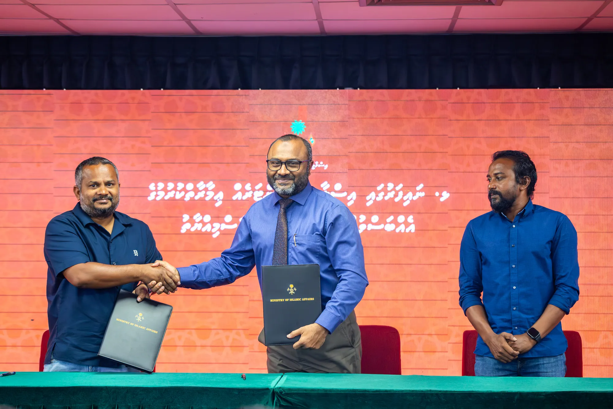 ޅ. ނައިފަރުގައި އިސްލާމިކް ސެންޓަރެއް އެޅުމަށް އެއްބަސްވުމުގައި ސޮއިކުރުމަށް ބޭއްވި ރަސްމިއްޔާތުގެ ތެރެއިން/ ފޮޓޯ: އިސްލާމިކް މިނިސްޓްރީ
