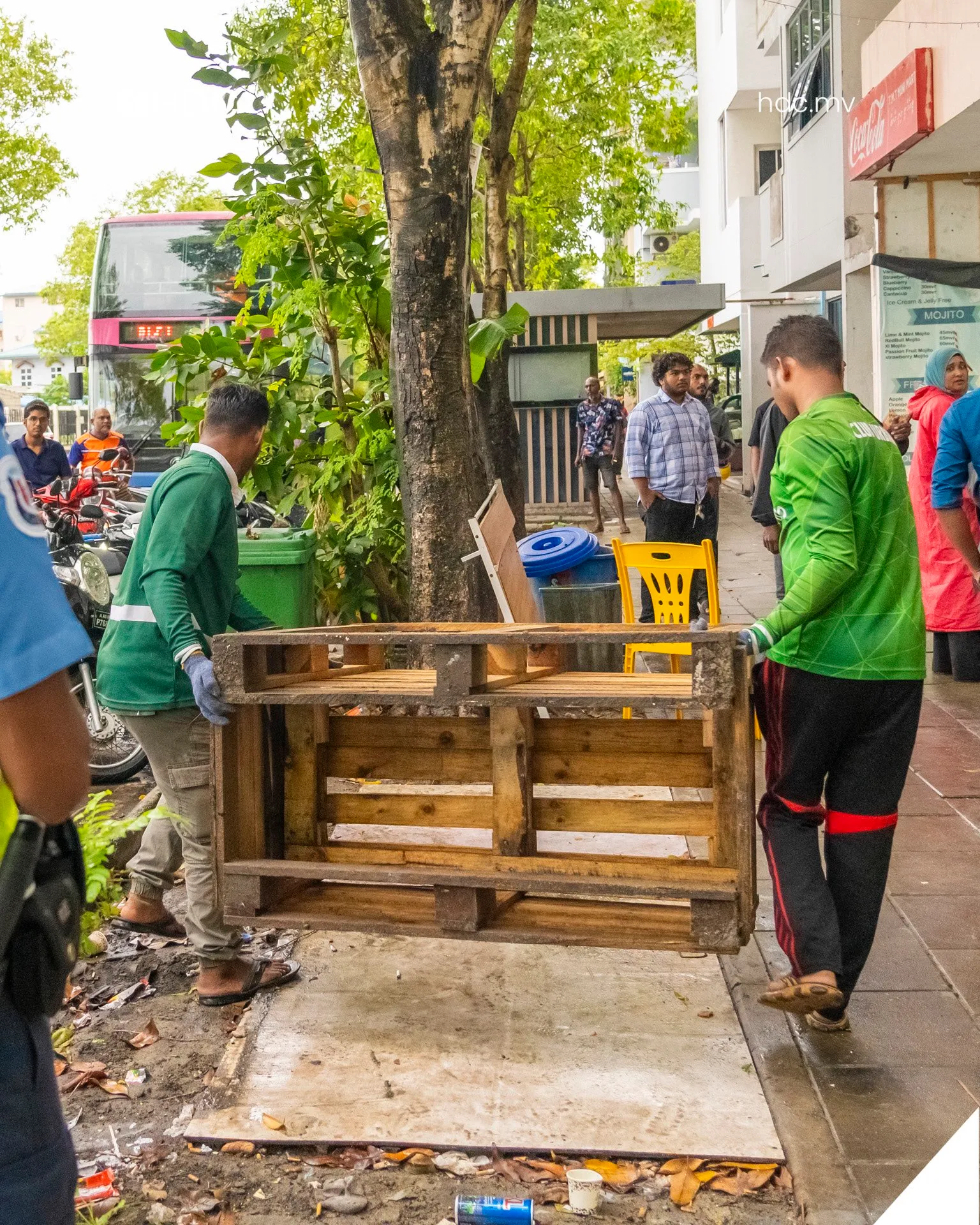ދުވާރުމަތީގައި ބަހައްޓާފައިވާ ގޮނޑި މޭޒު ނެގުމުގެ މަސައްކަތް ކުރިއައްގެންދަނީ: ފޮޓޯ/ އެޗްޑީސީ