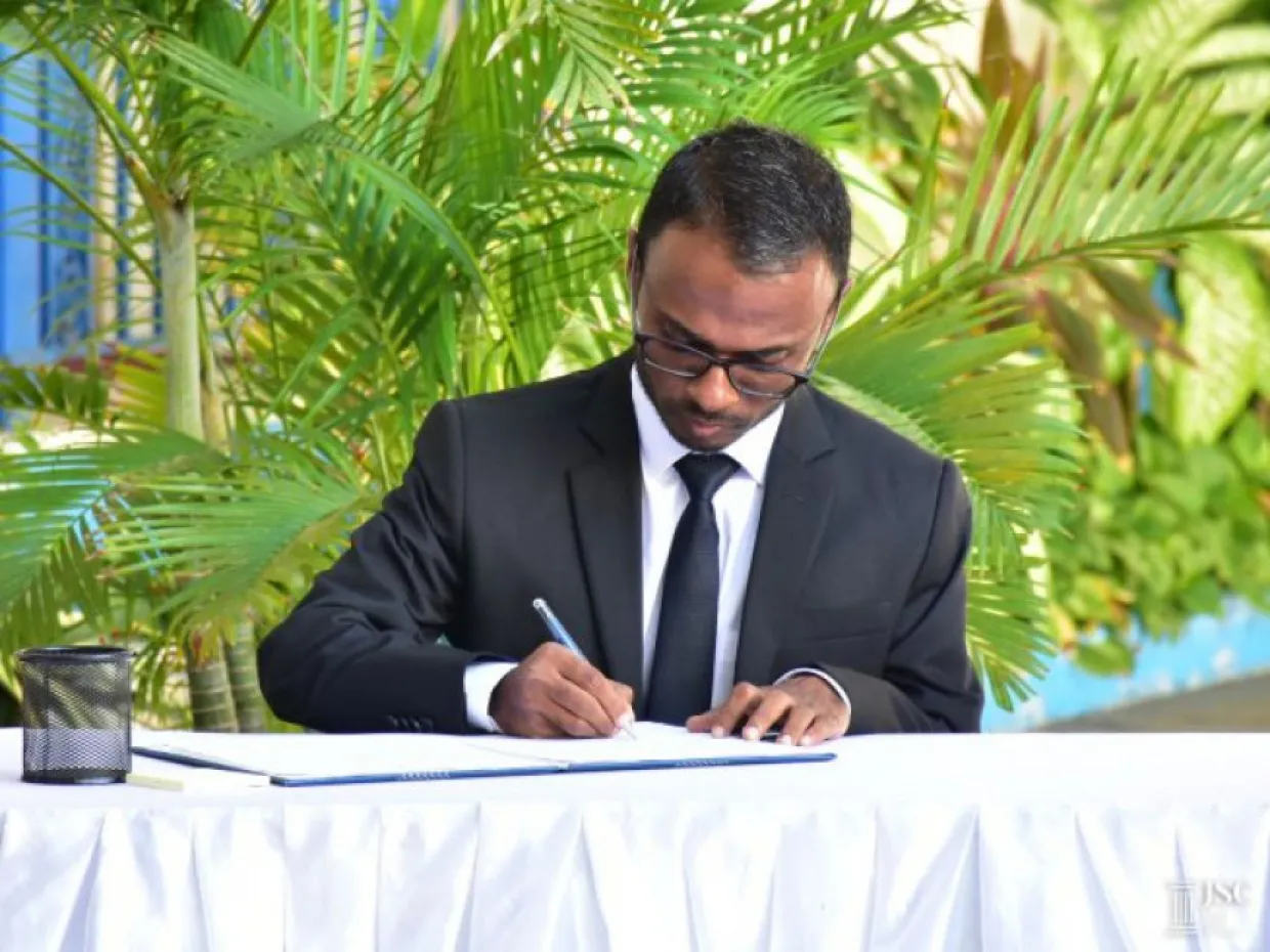 ސިވިލް ކޯޓުގެ ގާޒީ އިހުސާން ދެ މަހަށް ސަސްޕެންޑުކޮށްފި