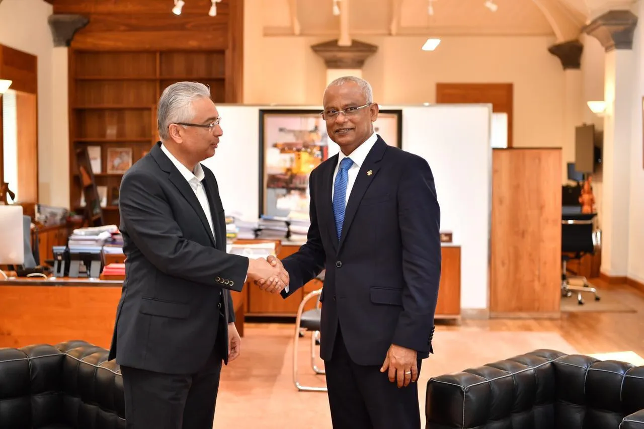 މޮރިޝަސްއާއެކު ހެދި "ޑީލު" ހާމަކުރުމަށް ގޮވާލާ ހުށައެޅި ކުއްލި މައްސަލައިގައި ބަހުސް ކުރިއަށް!