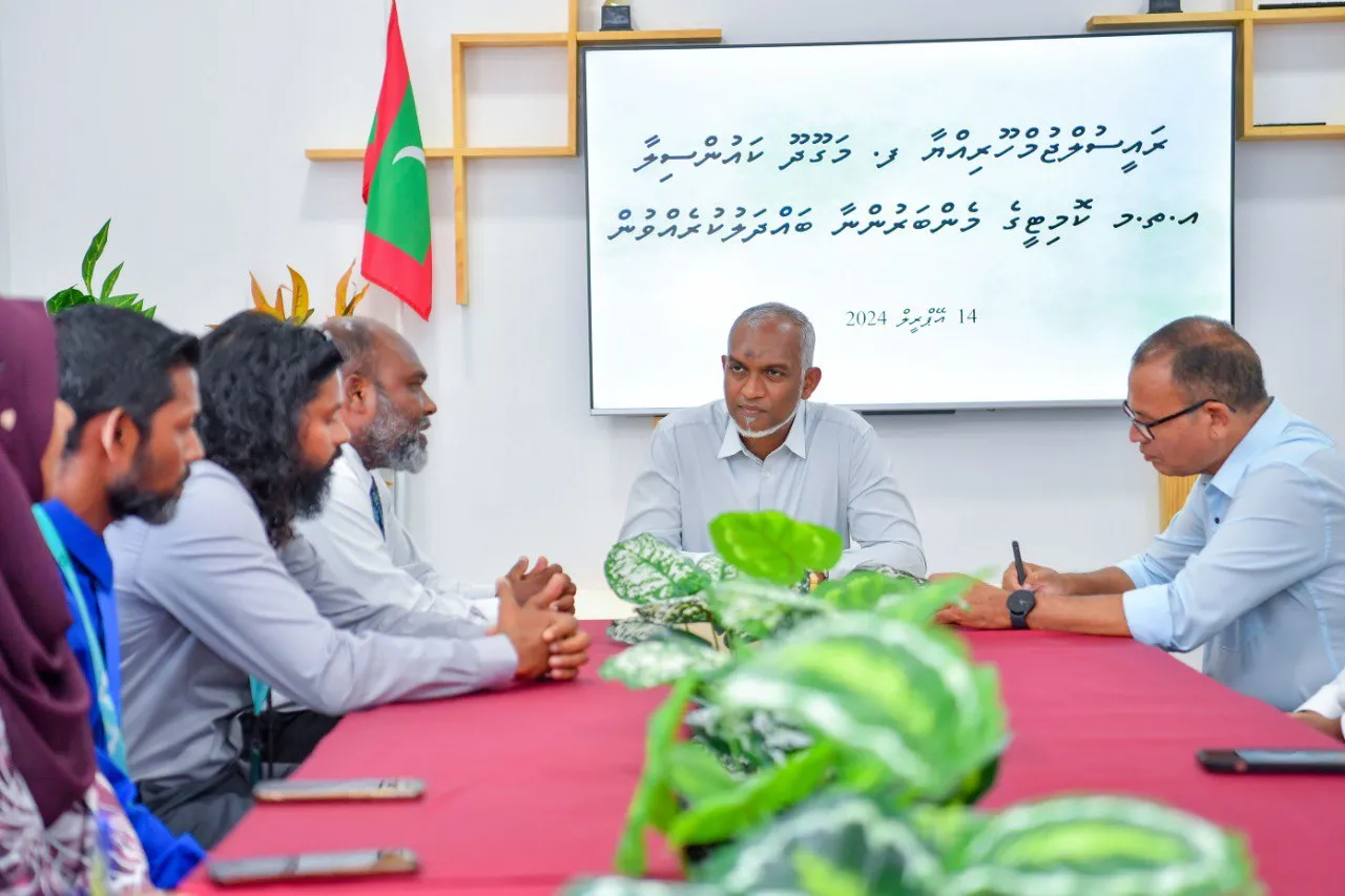ރައީސް ޑރ.މުޢިއްޒު ފ.މަގޫދޫ ކައުންސިލާއި އ.ތ.މ ކޮމިޓީ އާއި ބައްދަލުކުރެއްވުން-- ފޮޓޯ: ރައީސް އޮފީސް