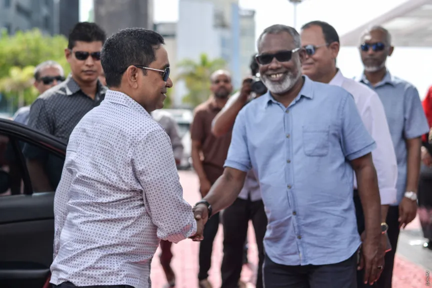 ކުރީގެ ރައީސް އަބްދުﷲ ޔާމީން މަޖިލީހުގެ ރައީސް އަބްދުއްރަހީމާއި ސަލާމް ކުރައްވަނީ: ފޮޓޯ - ސަން/ފަޔާޒު މޫސާ