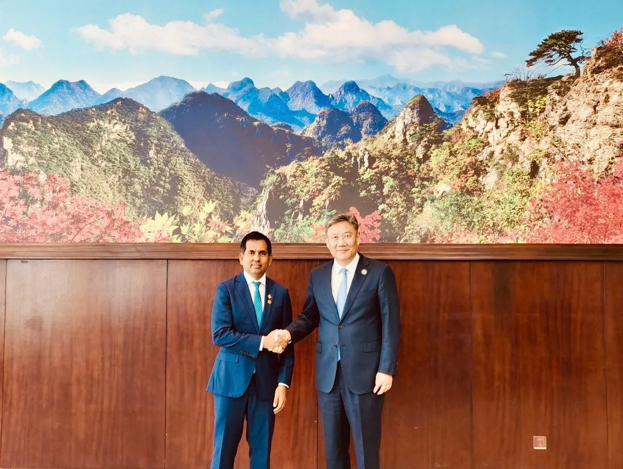 Economic Minister Mohamed Saeed and Minister of Commerce of China Wang Wentao (Photo/ Minister Saeed via X)
