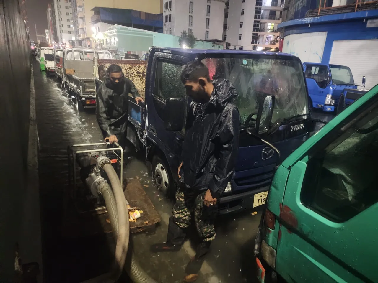 ވިއްސާރައާއި ގުޅިގެން މާލޭގެ މަގުތަކުގައި ފެންބޮޑުވެ، ފެން ހިންދުމުގައި އެމްއެންޑީއެފުން ހަރަކާތްތެރިވަނީ-- ފޮޓޯ: އެމްއެންޑީއެފް