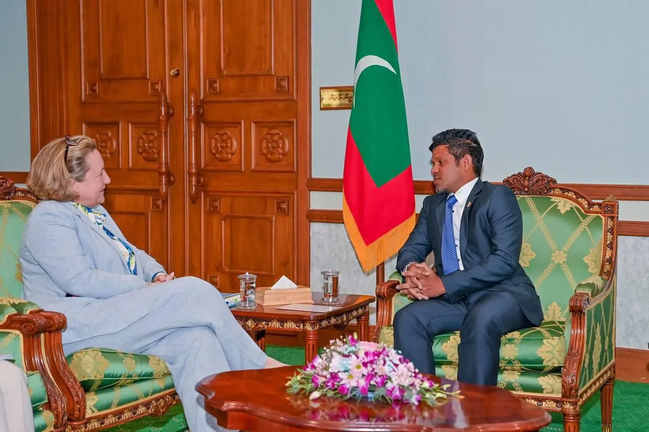 އިނގިރޭސިވިލާތުގެ މިނިސްޓަރ އޮފް ސްޓޭޓް ފޯ ދަ އިންޑޯ ޕެސިފިކް، އޭން މެރީ ޓްރެވެލިއަން, ދިވެހިރާއްޖޭގެ ނައިބު ރައީސް އަލްއުސްތާޛު ހުސައިން މުޙައްމަދު ލަޠީފާއި ބައްދަލުކުރެއްވުން - ފޮޓޯ: އެކްސް