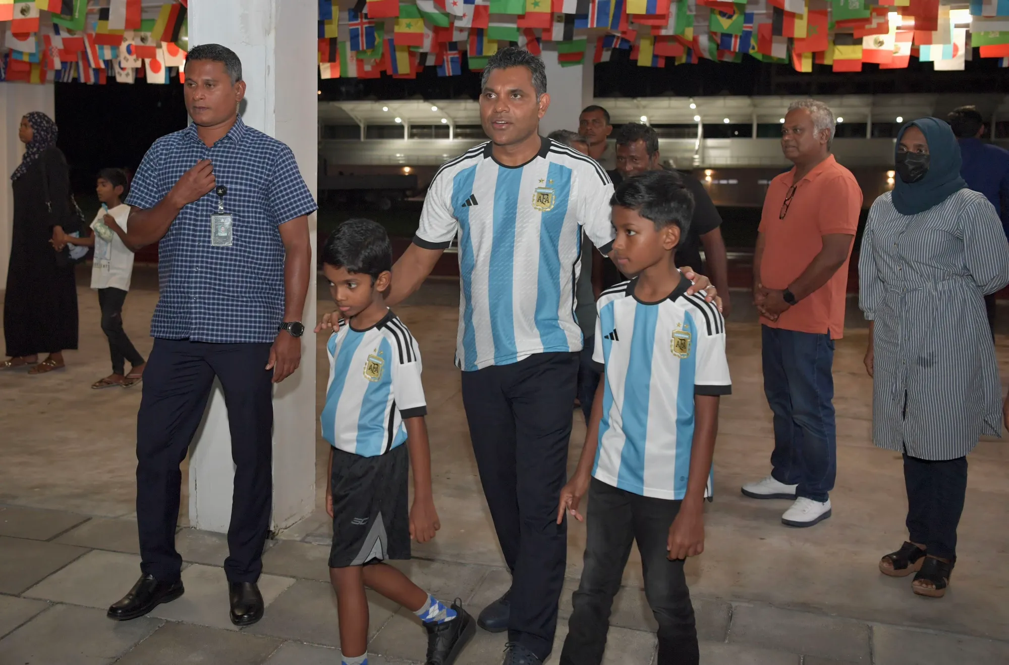 ދައުލަތުގެ މީޑިއާގެ ވޯލްޑް ކަޕުގެ ޕްރީޝޯވ އަށް ފުރަތަމަ ފަހަރަށް ސިޔާސީ ބޭފުޅެއް