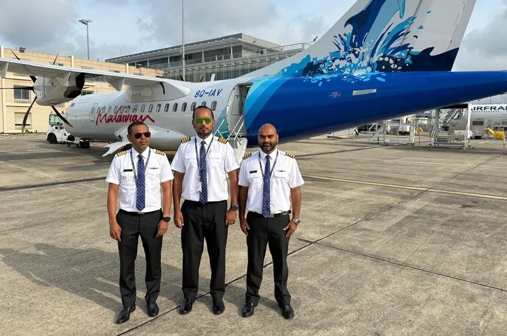 މޯލްޑިވިއަންގެ ފްލީޓަށް އިތުރުވާ އައު އޭޓީއާރު ގެނައުމުގެ ކުރިން ބޯޓުގެ ކެޕްޓަނުން... ފޮޓޯ: މޯލްޑިވިއަން
