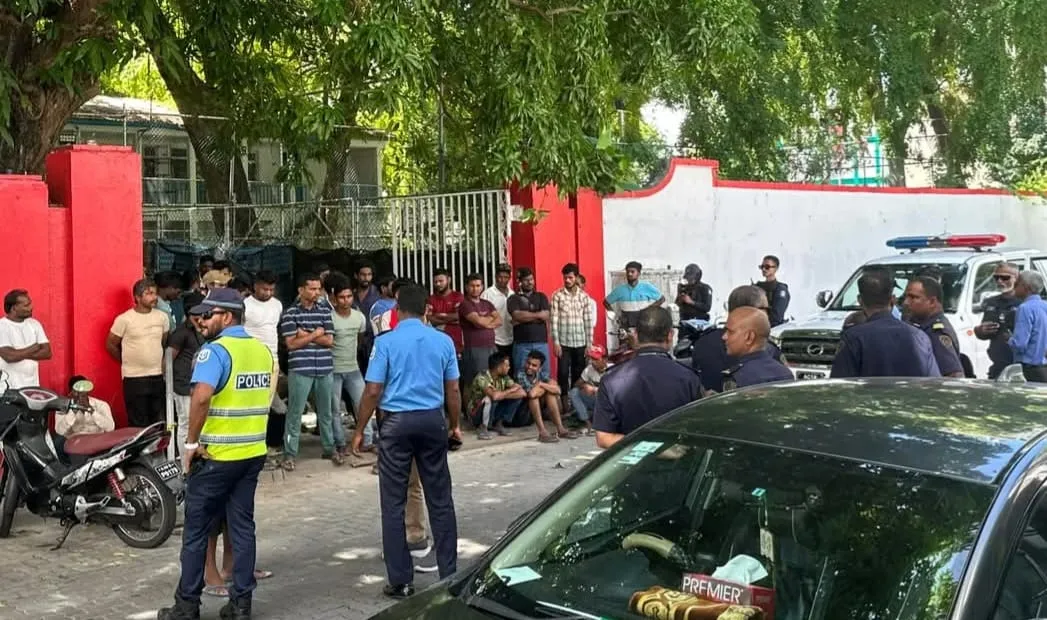 މޫސާރަ ނުދޭތީކަމަށްބުނެ މަޖީދިއްޔާ ކައިރީގައި މުޒާހަރާކުރި ބިދޭސީން އިމިގްރޭޝަނުގެ ބެލުމުގެ ދަށަށް