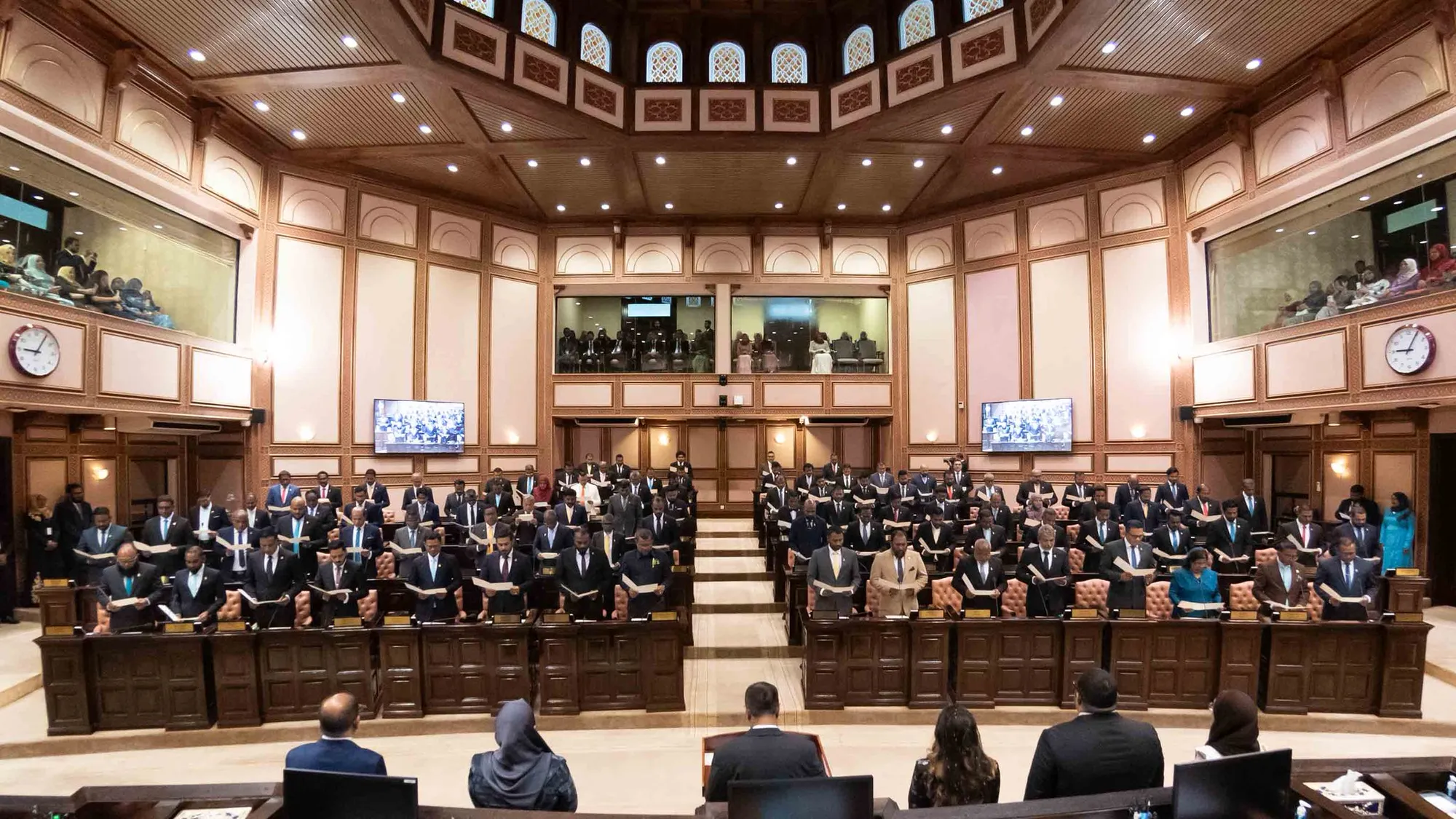 93 members elected to the 20th parliamentary assembly taking their oath of office