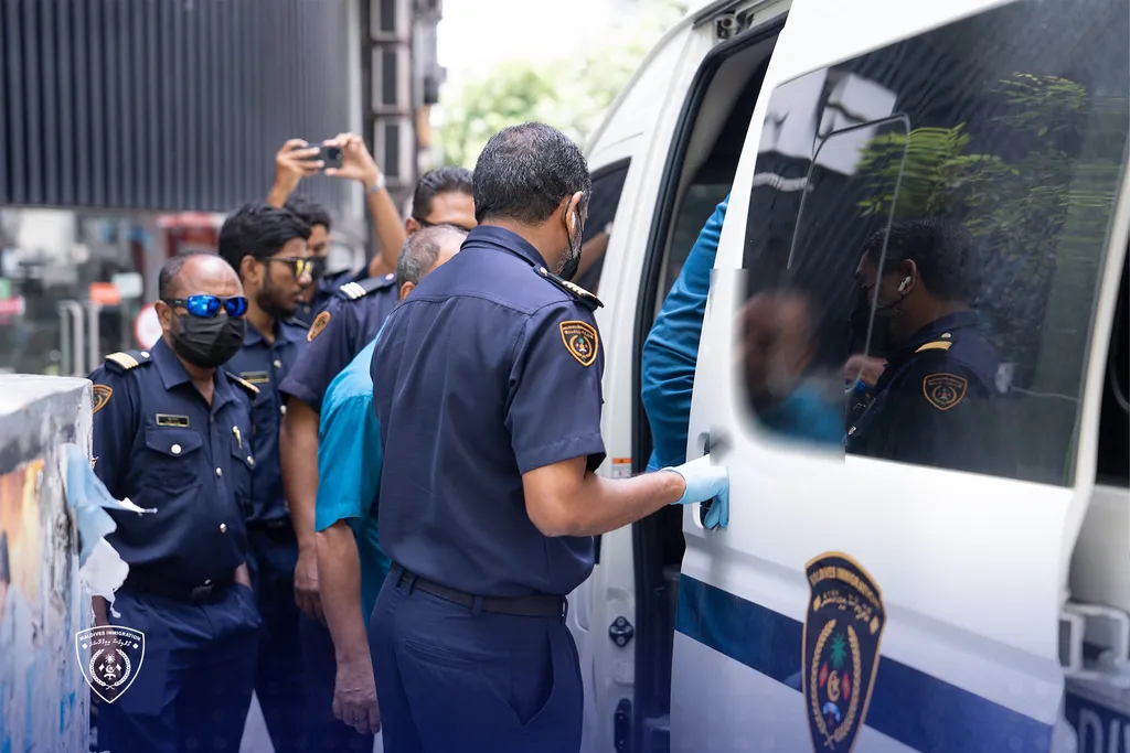އެސްއެމްއީ ހަބްގައި ކުރިއަށްދިޔަ އޮޕަރޭޝަނުގެ ތެރެއިން -- ފޮޓޯ: އިމިގްރޭޝަން