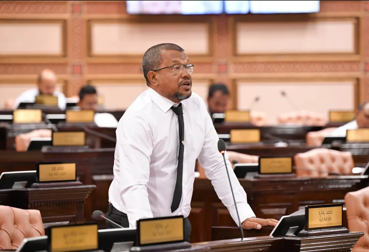 ގަލޮޅު އުތުރު ދާއިރާގެ މެންބަރު މުޙައްމަދު އިބްރާހީމް (ކުޑޫ) ރައްޔިތުންގެ މަޖިލީހުގެ ޖަލްސާއެއްގައި ވާހަކަދައްކަވަނީ /ފޮޓޯ: ރައްޔިތުންގެ މަޖިލިސް