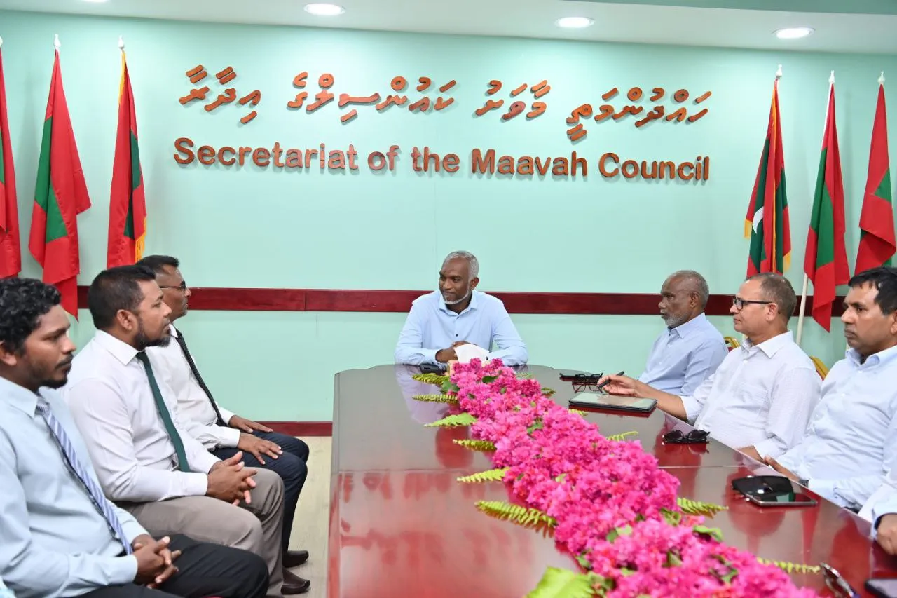 ރައީސް ޑރ.މުޢިއްޒު ލ.މާވަށު ކައުންސިލާއި އ.ތ.މ ކޮމިޓީ އާއި ބައްދަލުކުރެއްވުން-- ފޮޓޯ: ރައީސް އޮފީސް