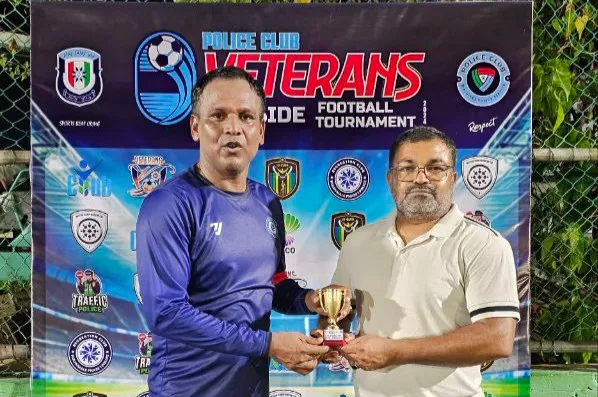 ޕޮލިސް ކުލަބުގެ ރައީސް އެސިސްޓެންޓް ކަމިޝަނާ އޮފް ޕޮލިސް މުހައްމަދު ރަޝީދު ހުޅުމާލޭ ޕޮލިސް ޓީމުގެ އަހުމަދު ފައިސަލްއަށް(ވ) މޭން އޮފްދަ މެޗުގެ ޓްރޮފީ ހަވާލުކޮށްދެނީ...