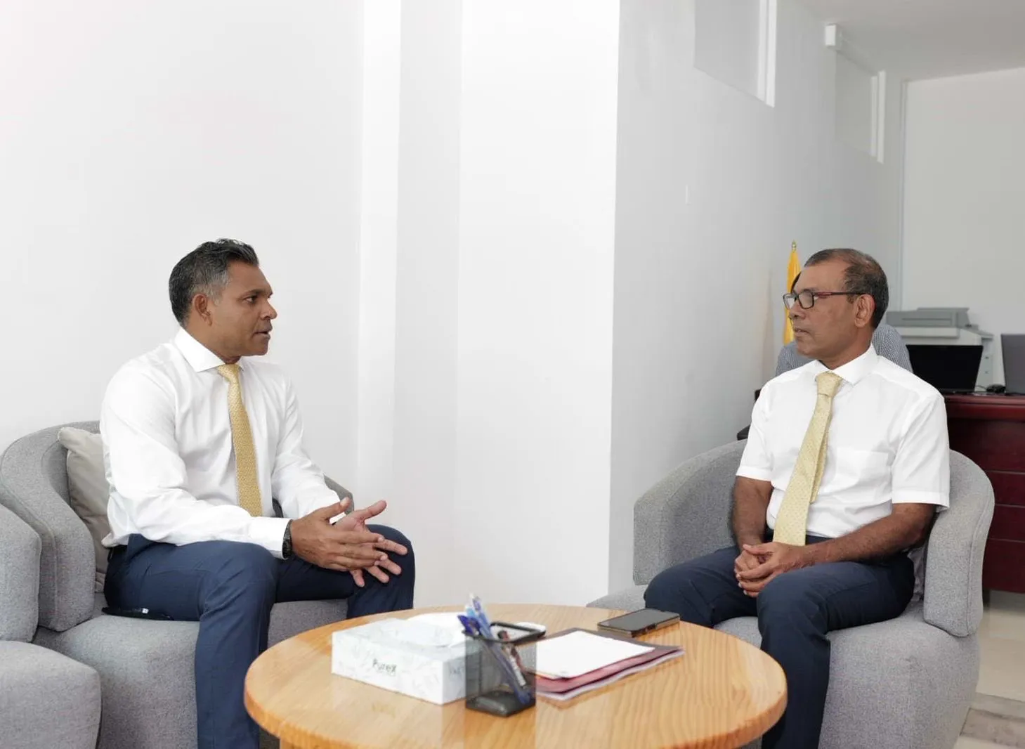 އެމްޑީޕީގެ ޗެއާޕަރސަން ކުރީގެ ރައީސް ނަޝީދު ކުރީގެ ނައިބު ރައީސް ފައިސަލް ނަސީމާއި ބައްދަލު ކުރައްވައިފި