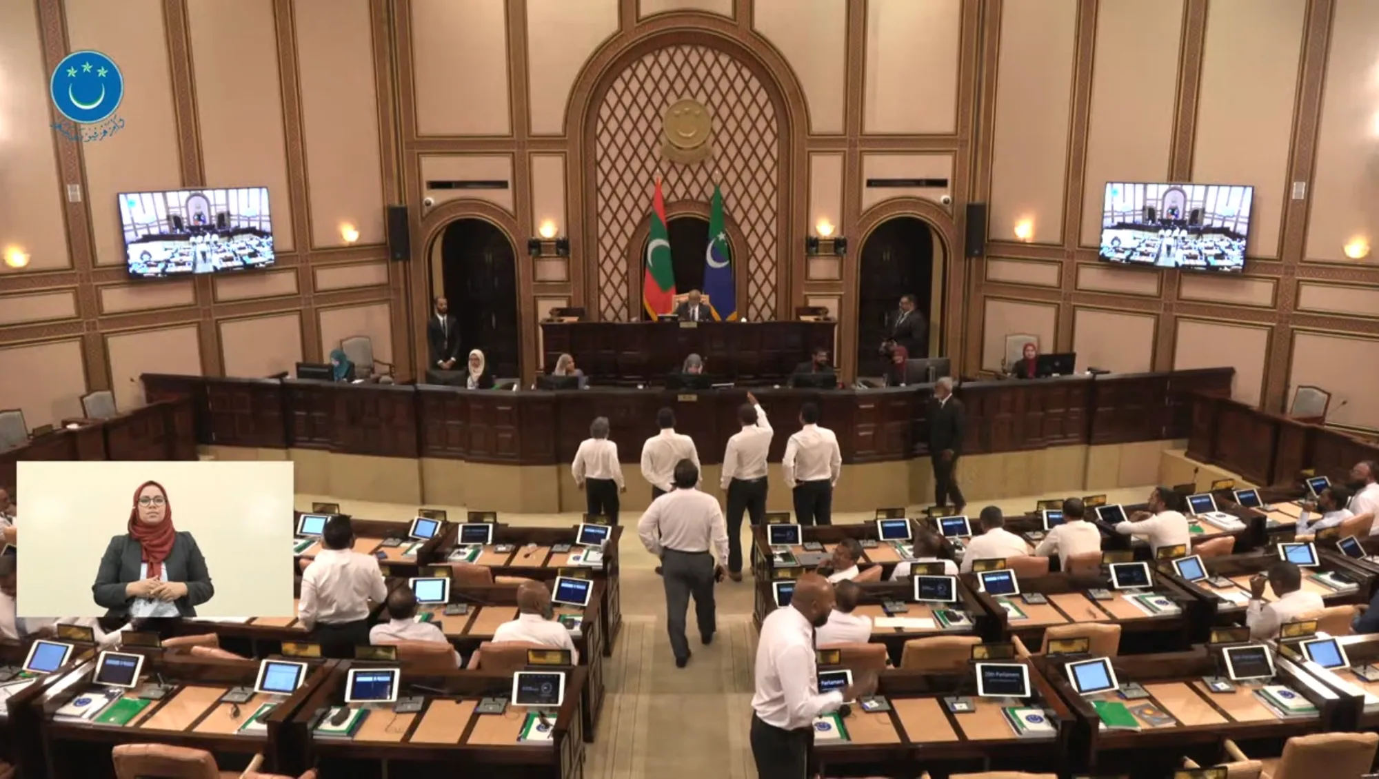 އެމްޑީޕީ މެންބަރުން މަޖިލީހުގެ ތަޅުމުގައި އިހްތިޖާޖު ކުރަނީ: