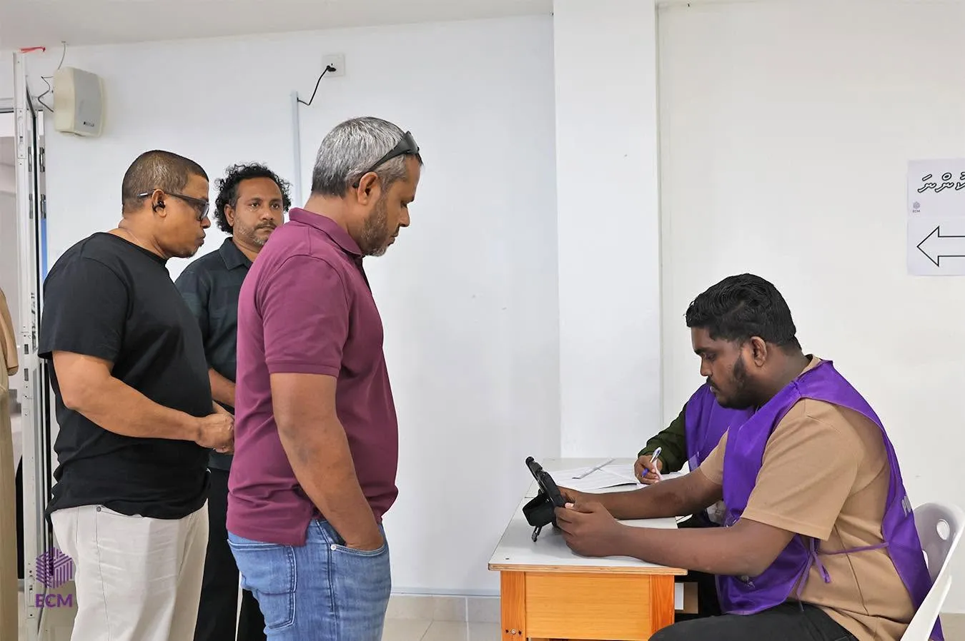 ބައި އިލެކްޝަންގެ ވޯޓުލުން ފަށައިފި