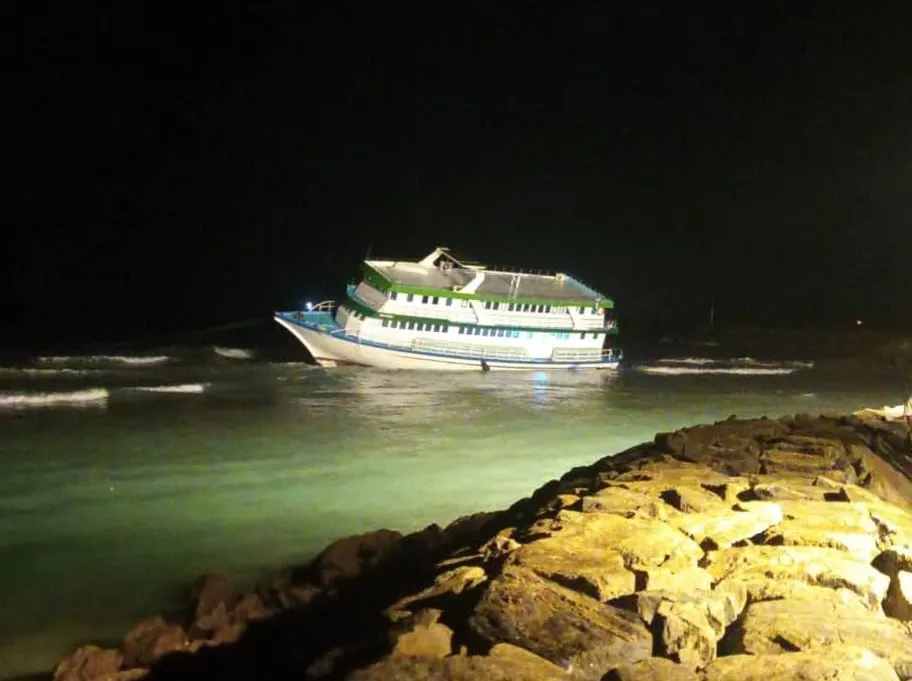 ހއ. ކެލާ ޑީއެމްއެލް އެކްސްޕްރެސް ބޯޓު ފަރަށް އުރިފައި... ފޮޓޯ: އިންޓަރނެޓް