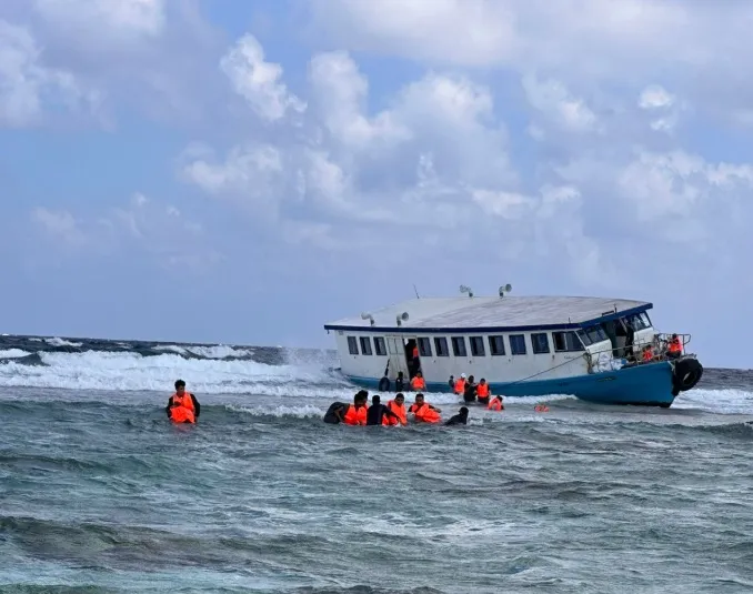 އެނބޫދޫ ފަރަށް އެރި ފެރީގައި ތިބި މީހުން ސަލާމަތްކުރުމުގައި... ފޮޓޯ: މެރިން ފުލުހުން