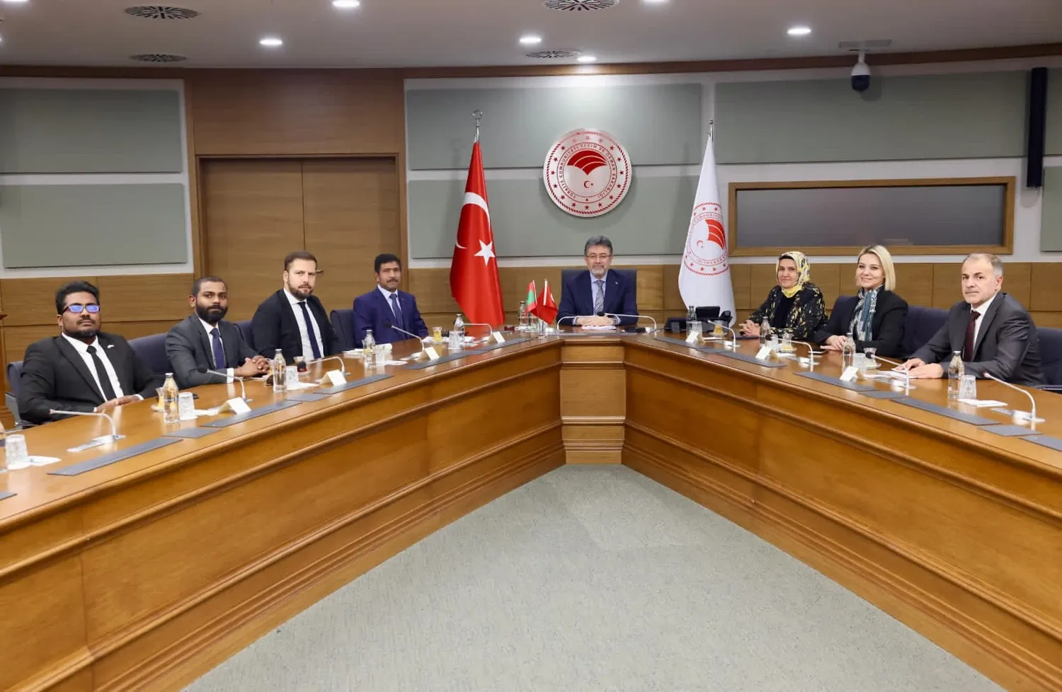 ސަފީރު ލެފްޓެނަންޓް ޖެނެރަލް (ރޓ) ޢަބްދުއްރަޙީމް ޢަބްދުއްލަޠީފް ތުރުކީގެ މިނިސްޓަރ އޮފް އެގްރިކަލްޗަރ އެންޑް ފޮރެސްޓްރީ އިބްރާހިމް ޔުމަކްލް އާ ބައްދަލުކުރައްވައިފި