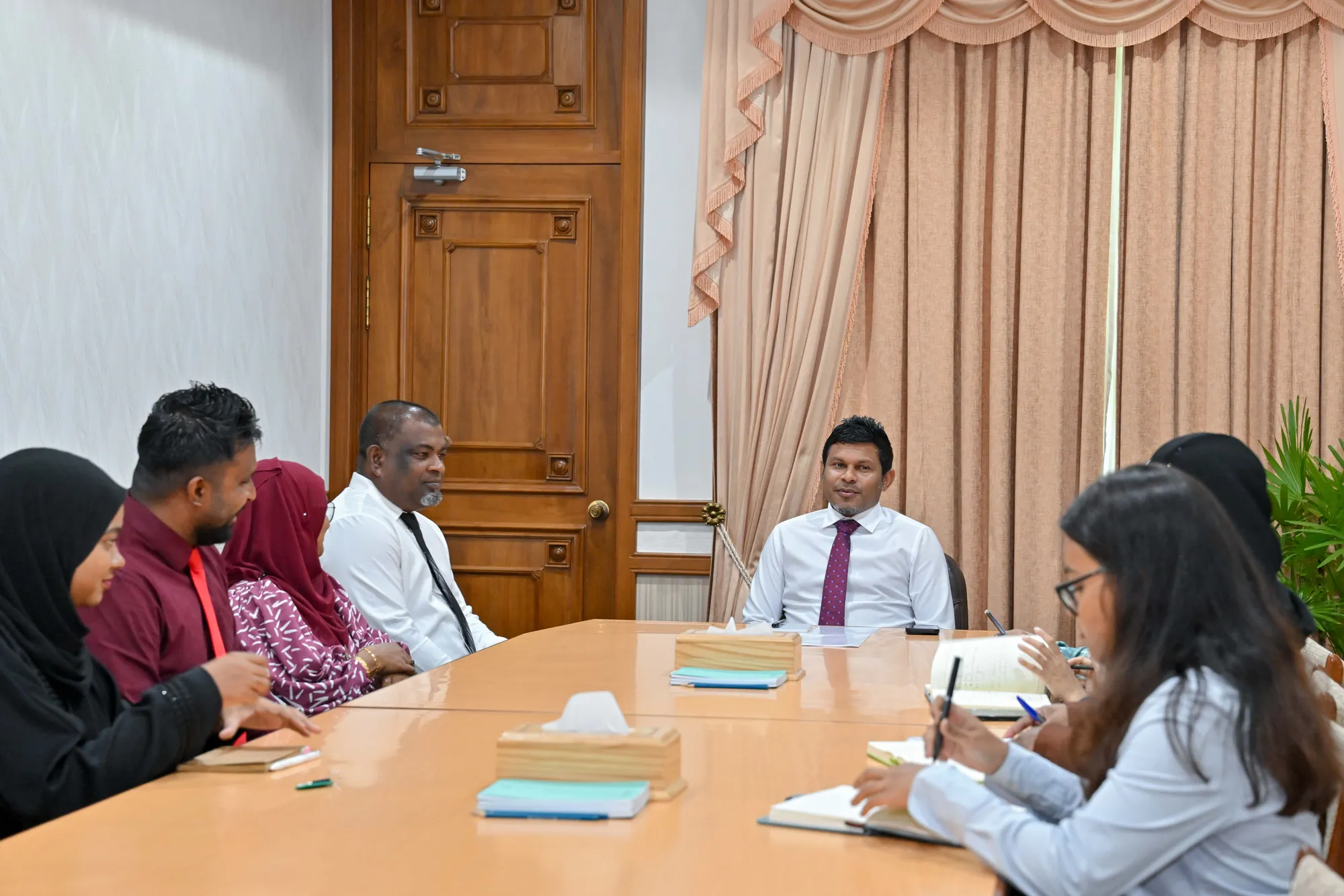 ގދ. ފިޔޯރީ ކައުންސިލްގެ މެންބަރުން, ރައީސުލްޖުމްހޫރިއްޔާގެ ނައިބު ހުސައިން މުހައްމަދު ލަތީފް އާއެކު މިއަދު ބޭއްވެވި ބައްދަލްވުން -- ފޮޓޯ: ރައީސް އޮފީސް