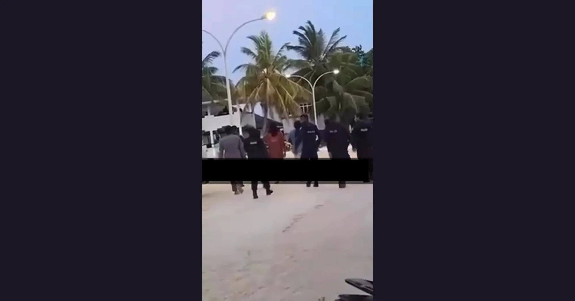 ހުރާގައި ފުލުހުން ހަރަކާތްތެރިވާ މަންޒަރު - ދުވަހަށް ލިބިފައިވާ ވީޑިއޯކޮޅަކުން ނަގާފައިވާ ފޮޓޯއެއް -