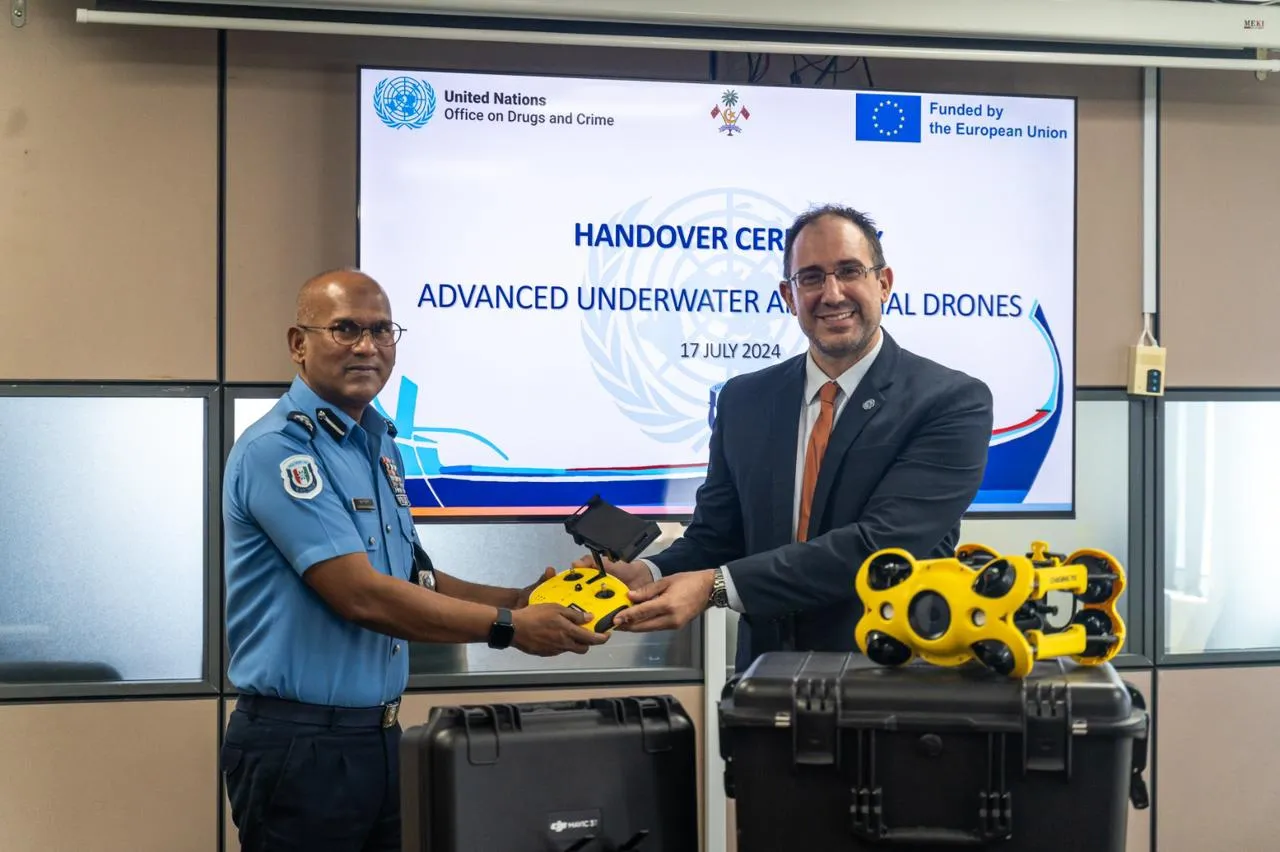 ޔޫއެންއޯޑީސީގެ ފަރާތުން ދިވެހި ފުލުހުންނަށް އެޑްވާންސްޑް އަންޑަވޯޓަރ އަދި އޭރިއަލް ޑްރޯންތައް ހަދިޔާ ކުރުން - ފޮޓޯ: ޔޫއެންއޯޑީސީ