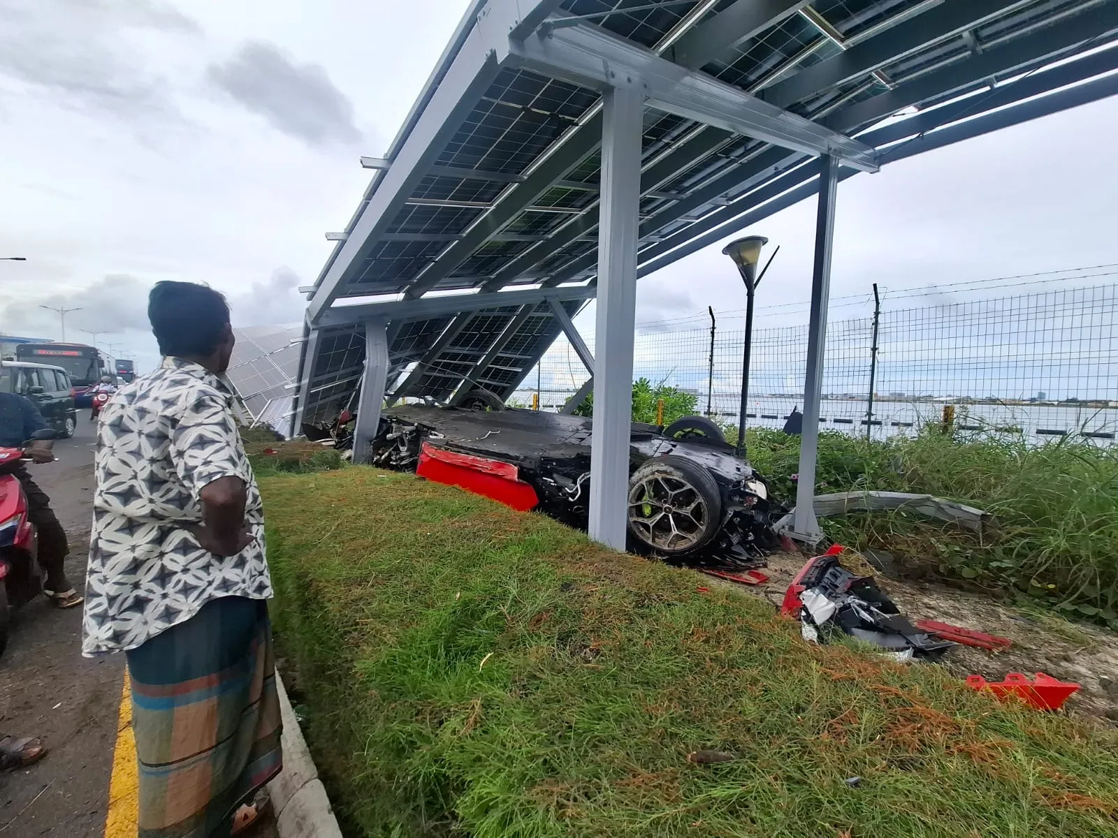 ލަމްބޯގިނީ އެކްސިޑެންޓް ވެފައި... ފޮޓޯ: ވޮއިސް