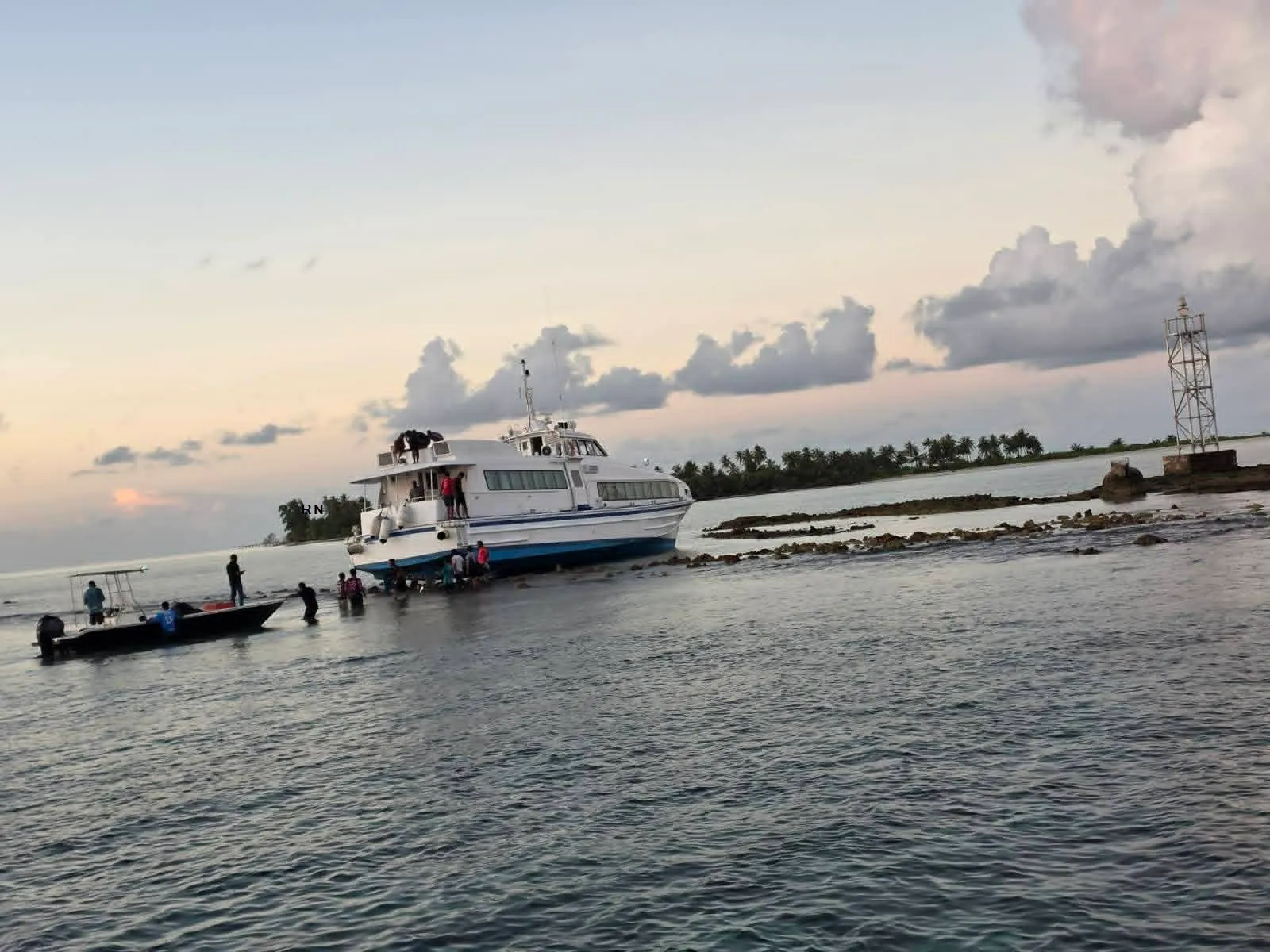 ޕޮލިސް ލޯންޗެއް ފަރަށް އަރައި ފުލުހަކަށް އަނިޔާވެއްޖެ