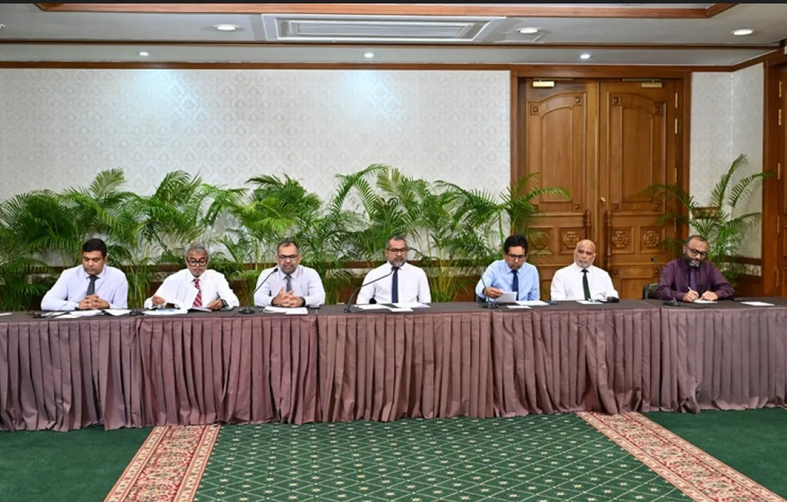 ރައީސުލްޖުމްހޫރިއްޔާ  އޮފީހުގައި މެެދުއިރުމަތީ ހަނގުރާމަ ކޮމިޓީން ބޭއްވި ނޫސްވެރިންގެ ބައްދަލުވުން /ފޮޓޯ: ރައީސް އޮފީސް