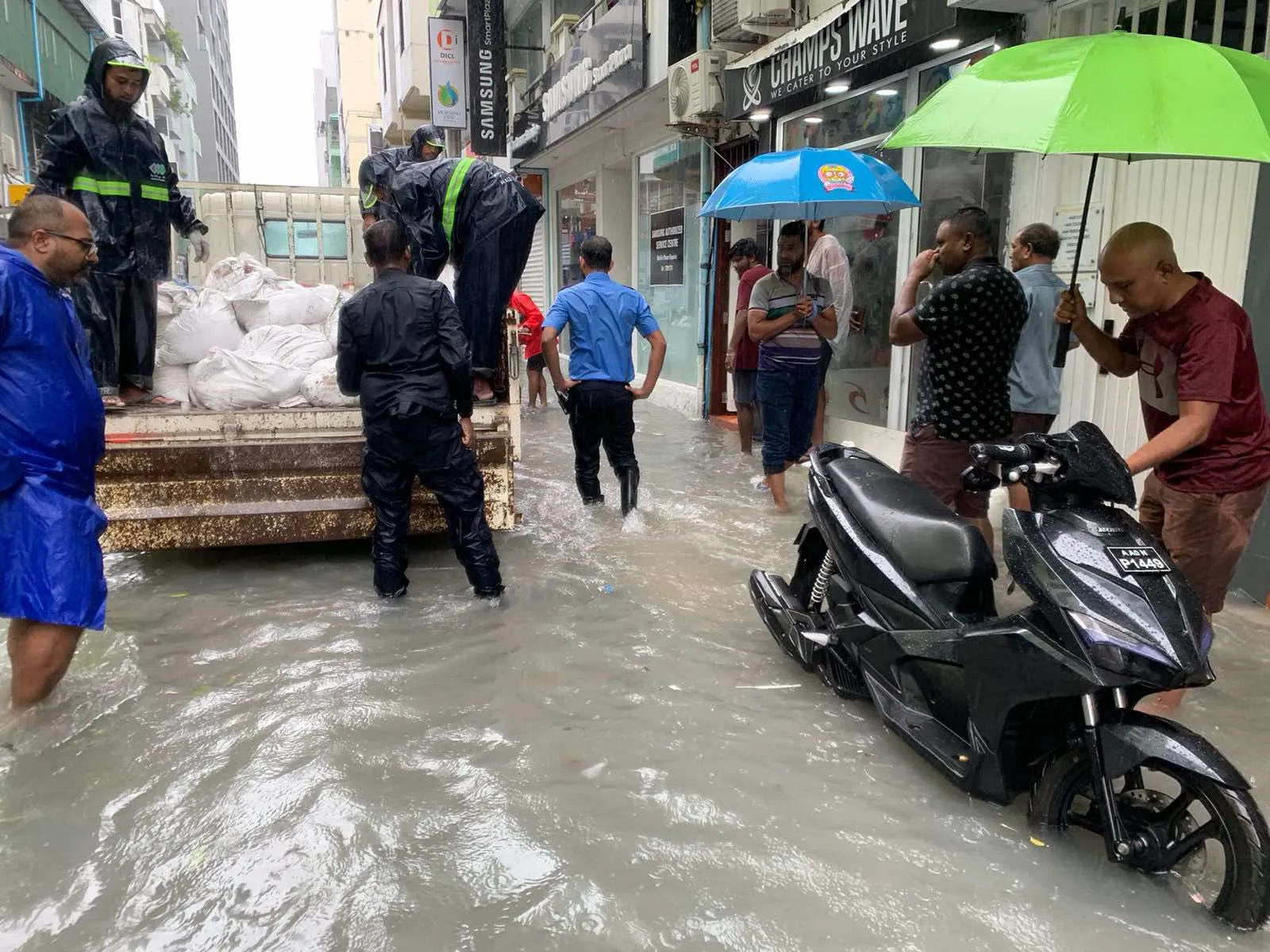 ވިއްސާރައިގައި ފެންބޮޑުވެ ގެއްލުން ލިބުނު 8 ގެއެއްގެ މީހުން ވަގުތީ ބޯހިޔާ ކަމަށް!