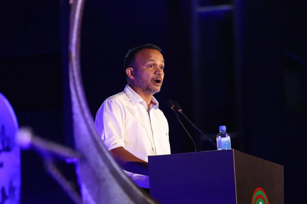 "ރިފްޢަތު އެ ވިދާޅުވީ އަމޭ ގެންދާށޭ ދިވެހިންގެ ކަނޑުގެ ސަރަހައްދު މާބޮޑޭ، އުދަނގޫވެގެންނޭ މިއުޅެނީ."