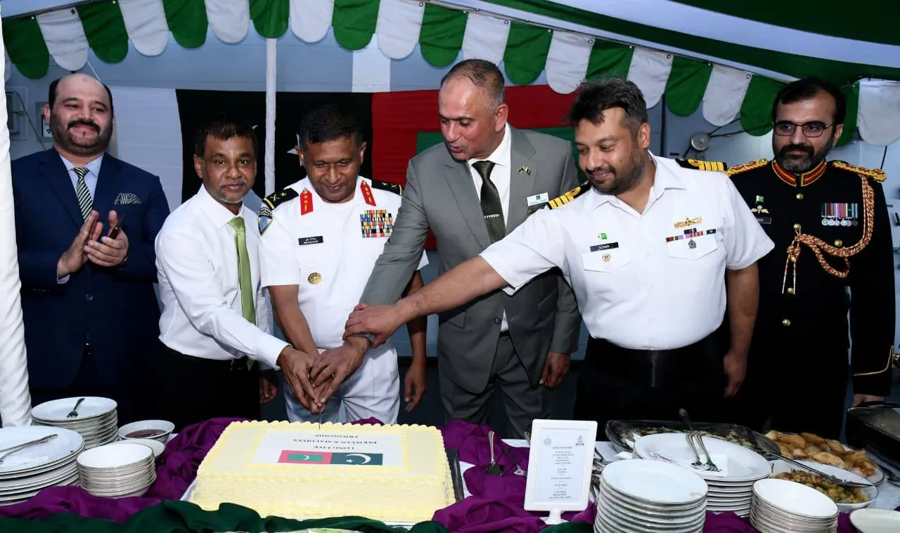 Senior officials from Maldives and Pakistan share Iftar on PNS Aslat