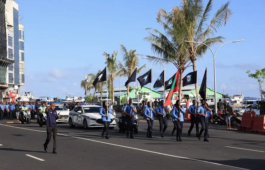 ފުލުހުންގެ ހިދުމަތުގެ ދުވަހުގެ ހާއްސަ ހިނގާލުން ބޮޑުތަކުރުފާނު މަގުގައި ކުރިއަށް ގެންދަނީ.-- ފޮޓޯ: ޕޮލިސް
