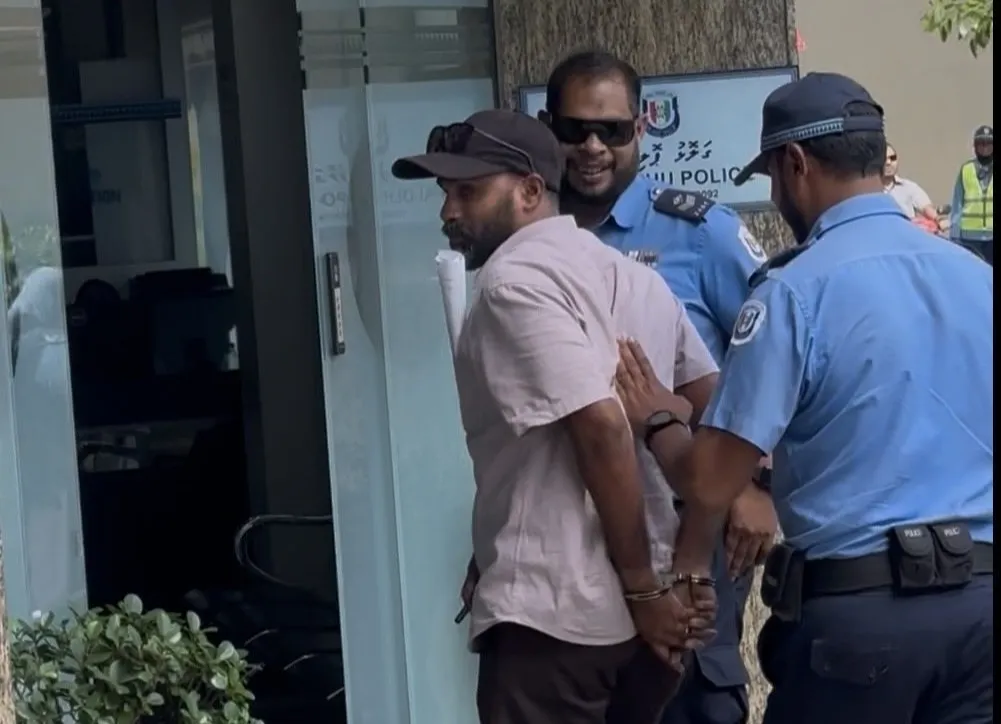 ހަފްތާއެއް ކުރިން ކުރި މުޒާހަރާއެއްގައި ފުލުހުންގެ ބެރިކޭޑުން އެތެރެއަށް ވަތްކަމަށް ބުނެ ޝާމިން ހައްޔަރުކޮށްފި